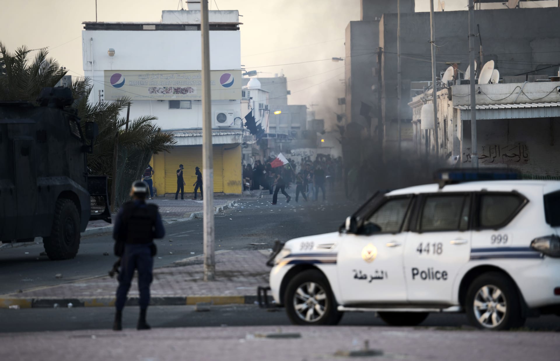 الداخلية البحرينية: مقتل شرطي وإصابة اثنين إثر هجوم بالقنابل الحارقة والزيداني يُؤكد دعم دول مجلس التعاون للبحرين