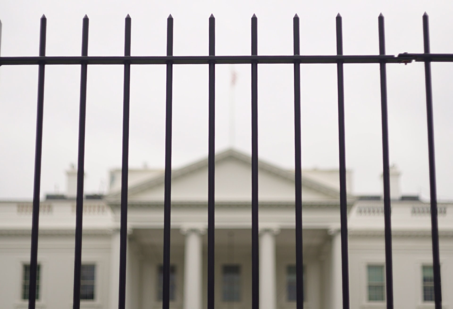 الخدمة السرية الأمريكية تطالب بأسوار "أعلى وأقوى" حول البيت الأبيض.. لماذا؟