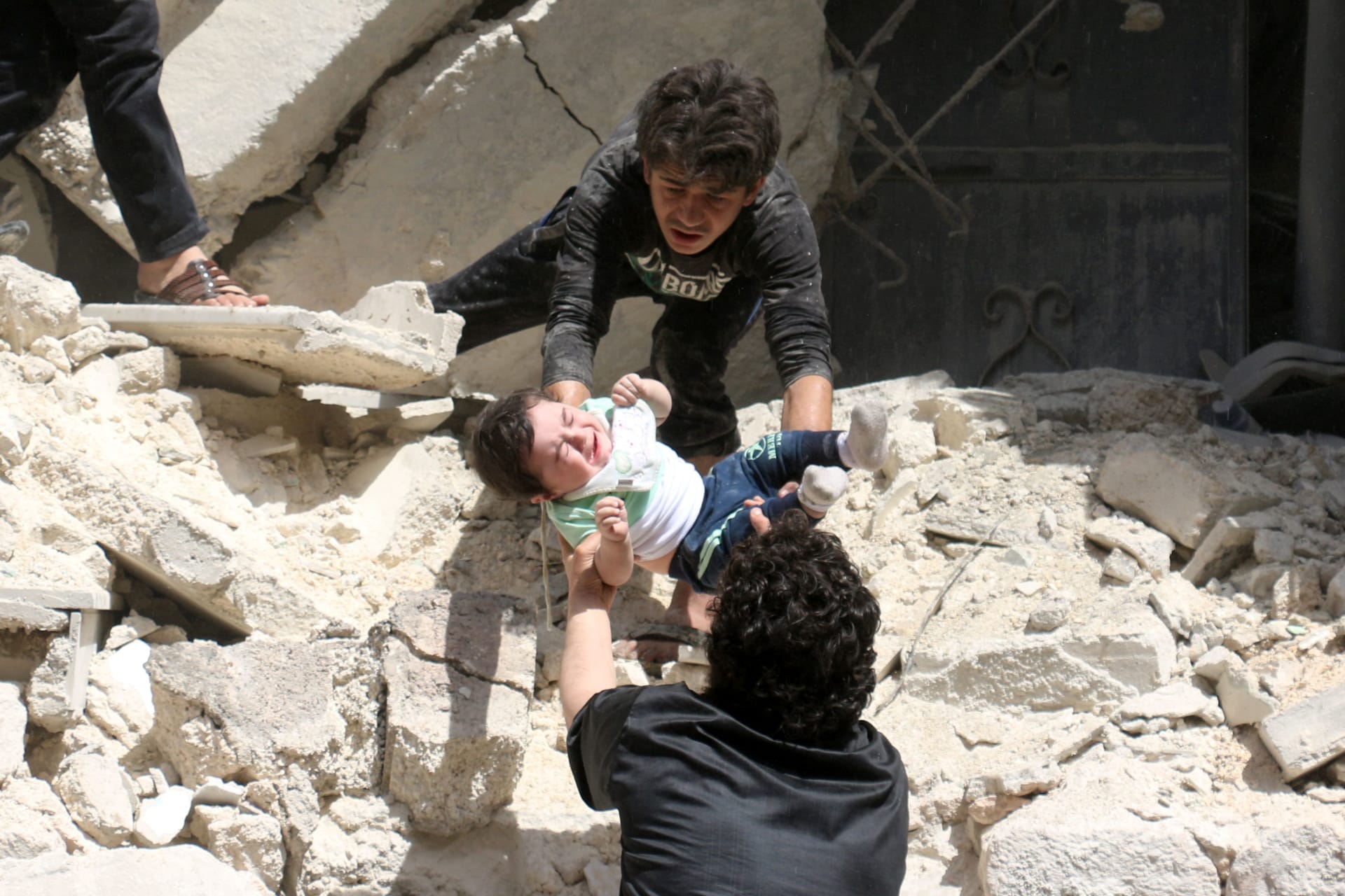 وسط التنديد الدولي بـ"مجازر" حلب.. قتلى وجرحى إثر هجمات صاروخية تستهدف مستشفى آخر ومناطق سكنية بالمدينة السورية