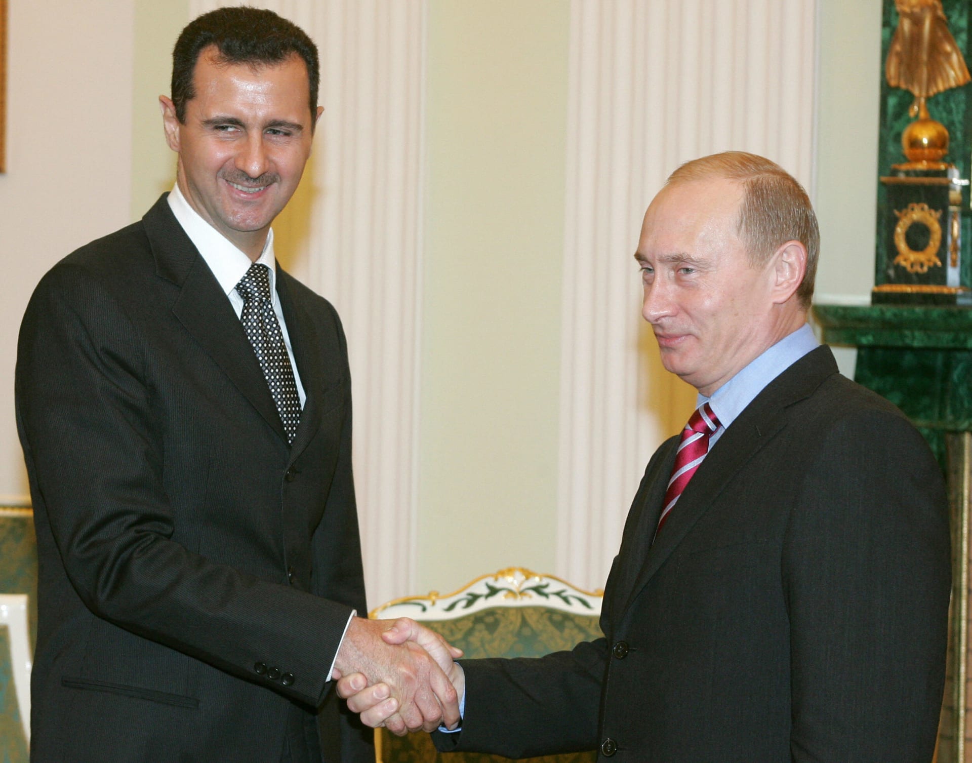 وسط تنديد دولي بـ"المجازر".. الأسد يهنئ بوتين بـ"عيد النصر الروسي": حلب السورية تعانق "ستالينغارد البطلة"