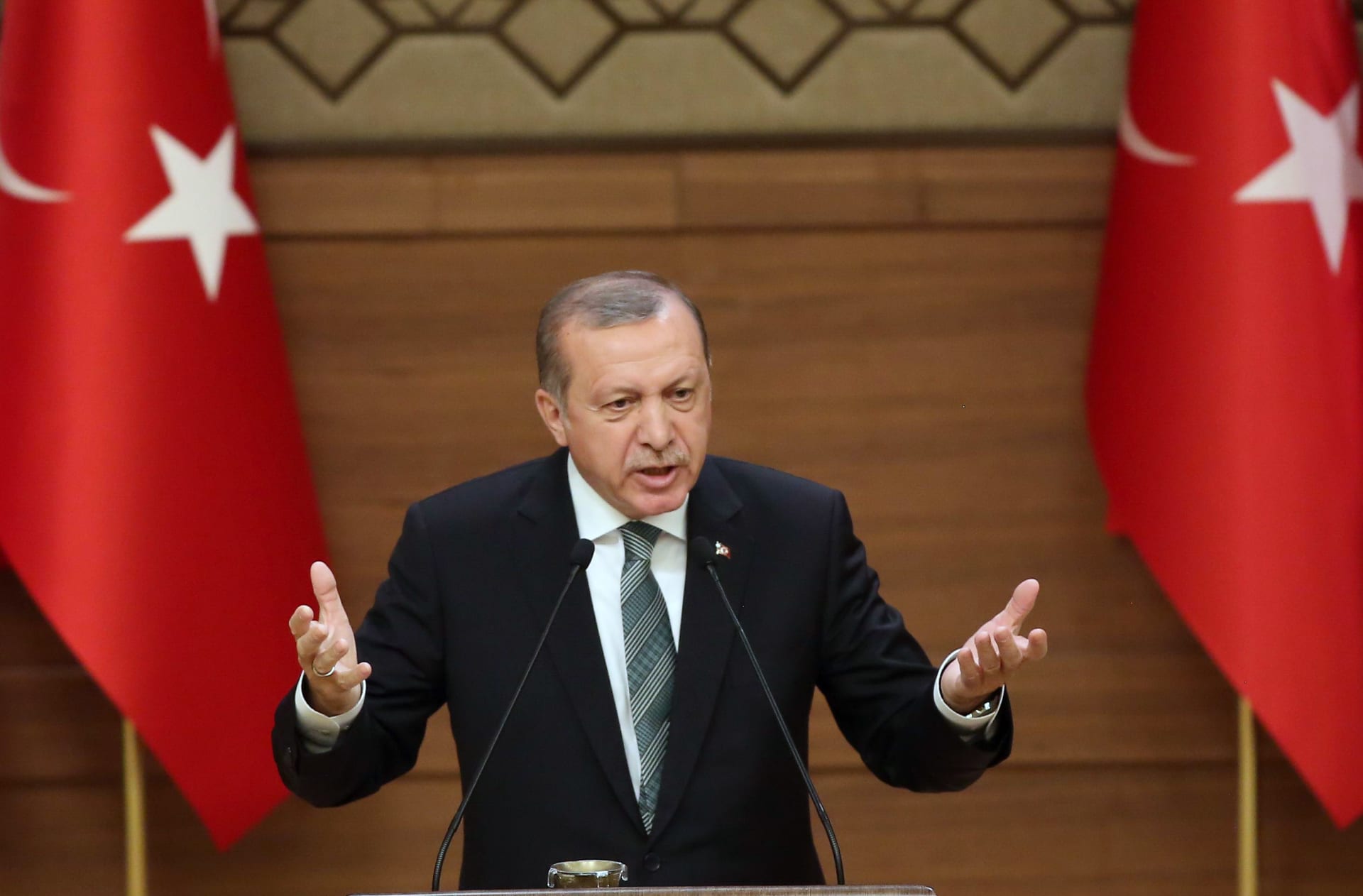أردوغان: تركوا تركيا وحدها بمواجهة "داعش".. والعالم لم يهتم بتفجيرات أنقرة مثلما فعل بباريس وبروكسل