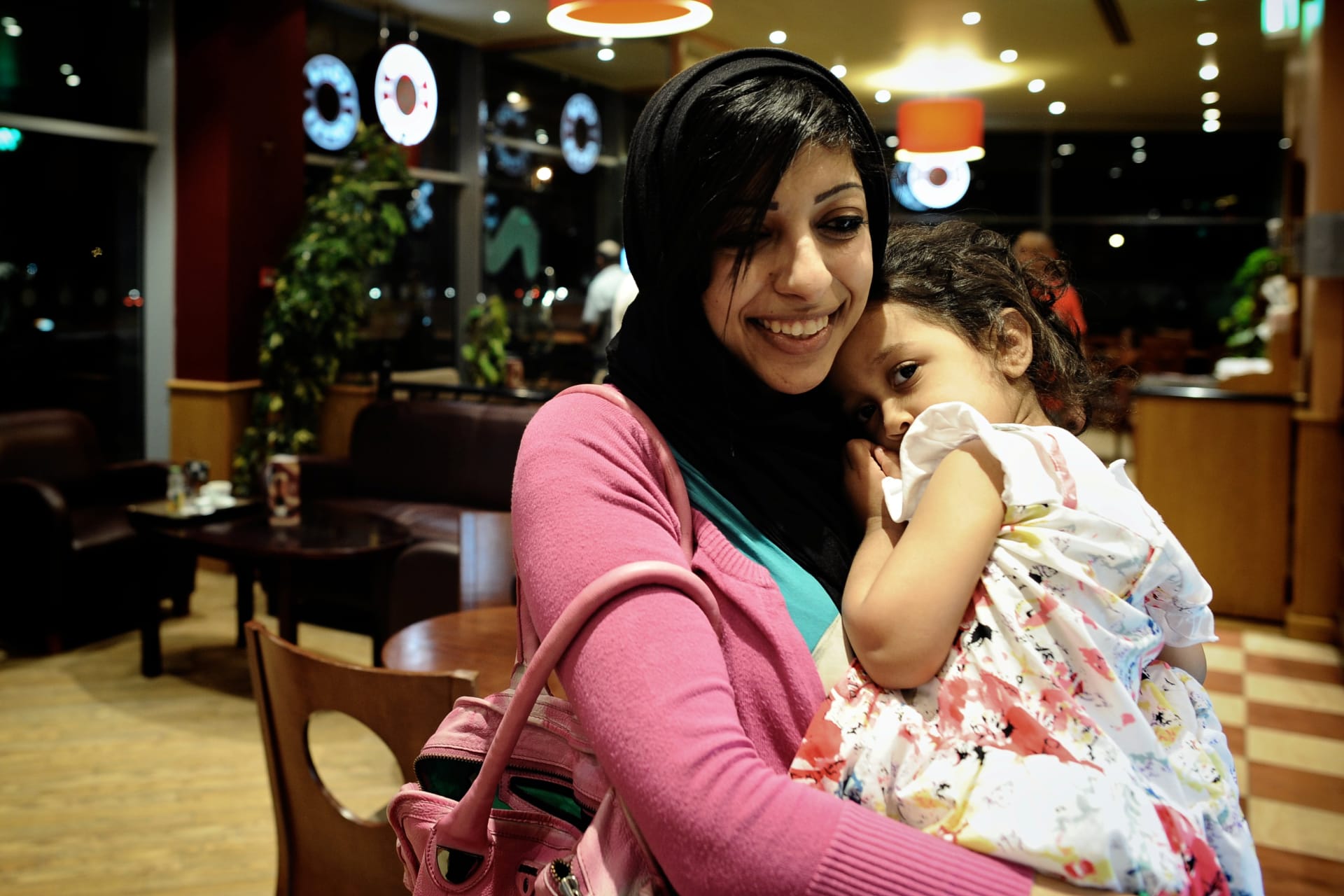 بعدما مزقت صورة الملك.. الداخلية البحرينية تُعلن الإفراج عن الناشطة زينب الخواجة وطفلتها "لأسباب إنسانية"