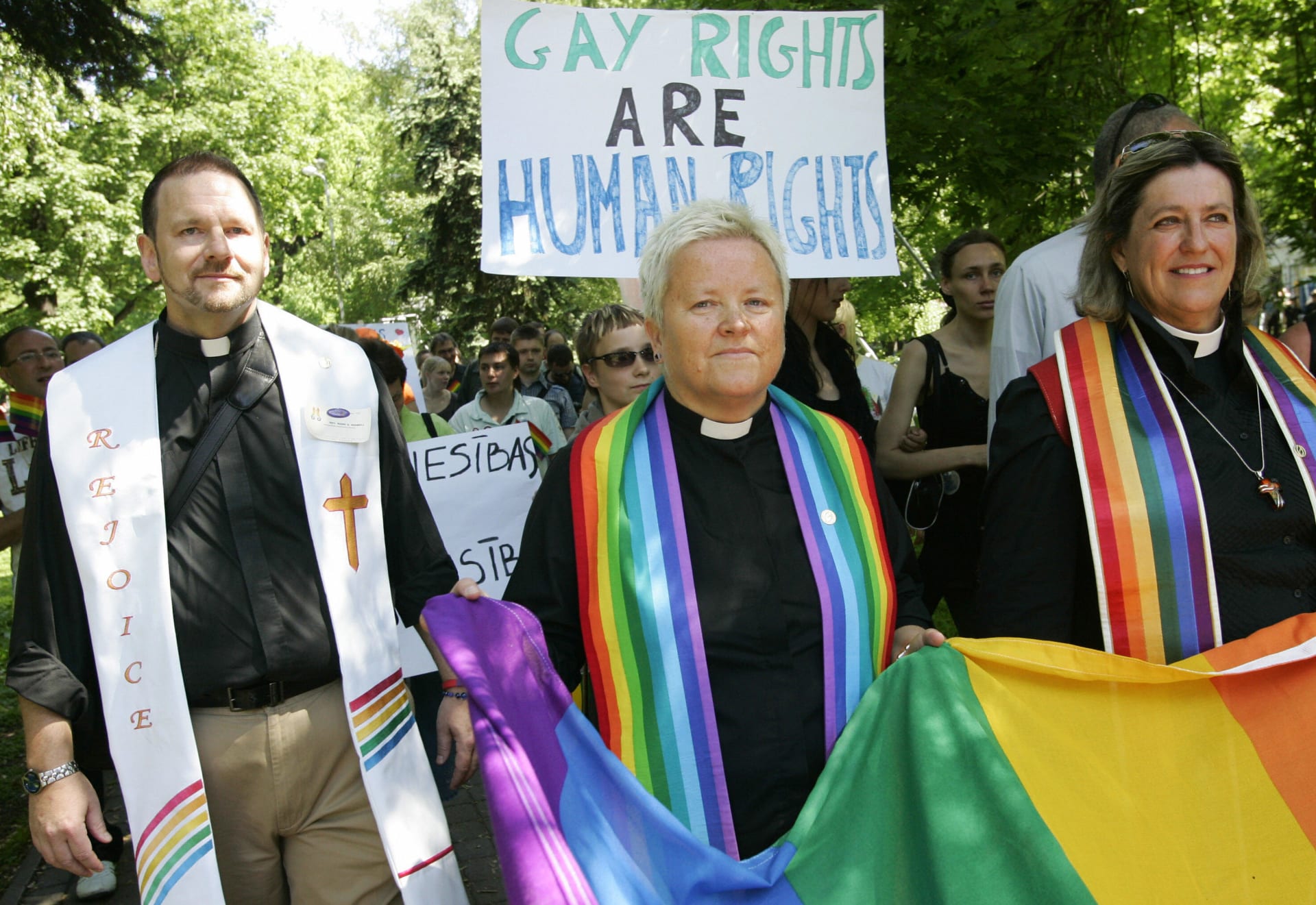 أمريكا: عشرات رجال ونساء الدين المسيحيين يتحدون حظر الكنيسة ويكشفون النقاب عن مثليتهم الجنسية