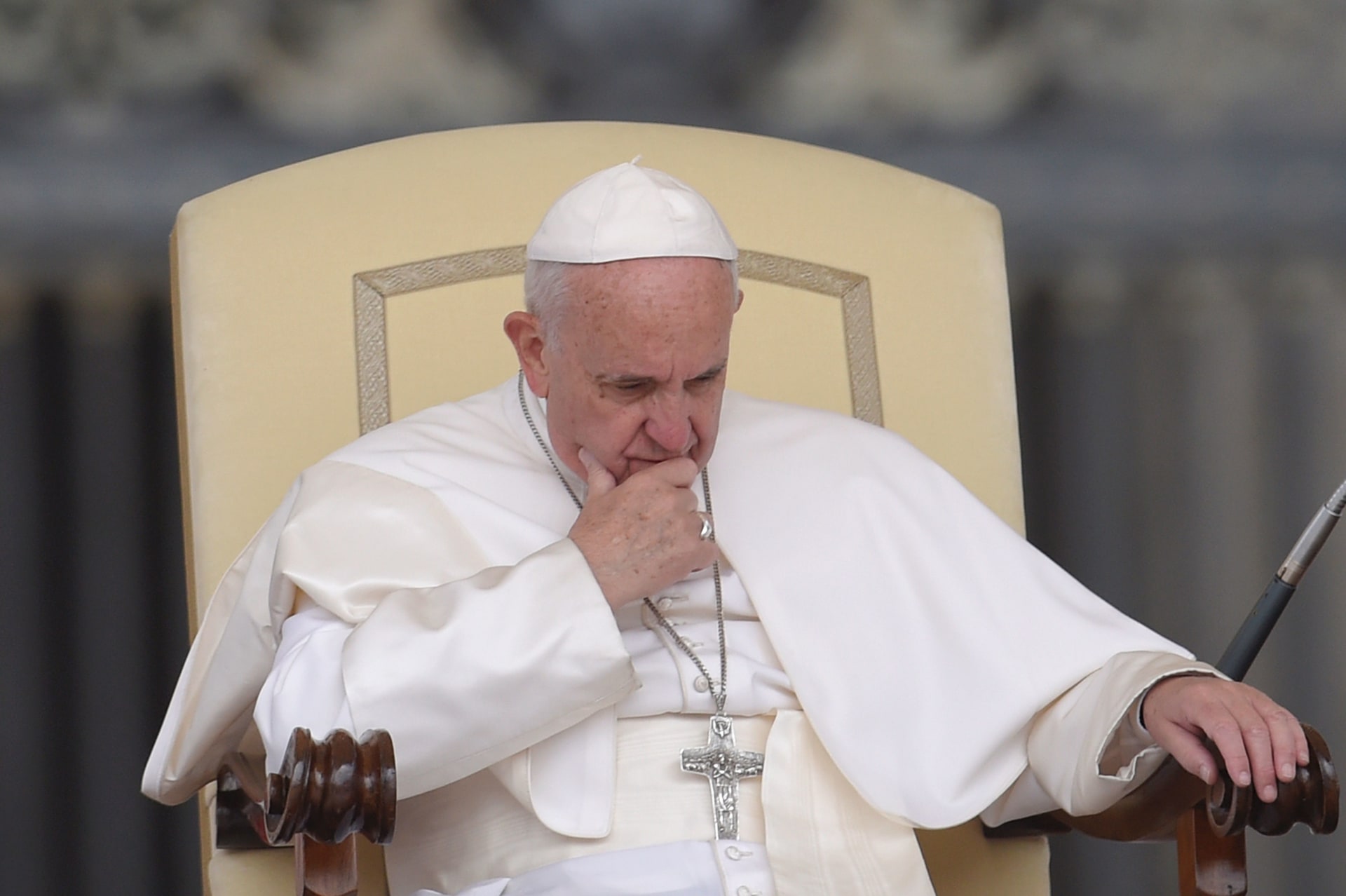 البابا فرانسيس يهدد بفصل القساوسة بحال تسترهم على الاعتداءات الجنسية بحق الأطفال