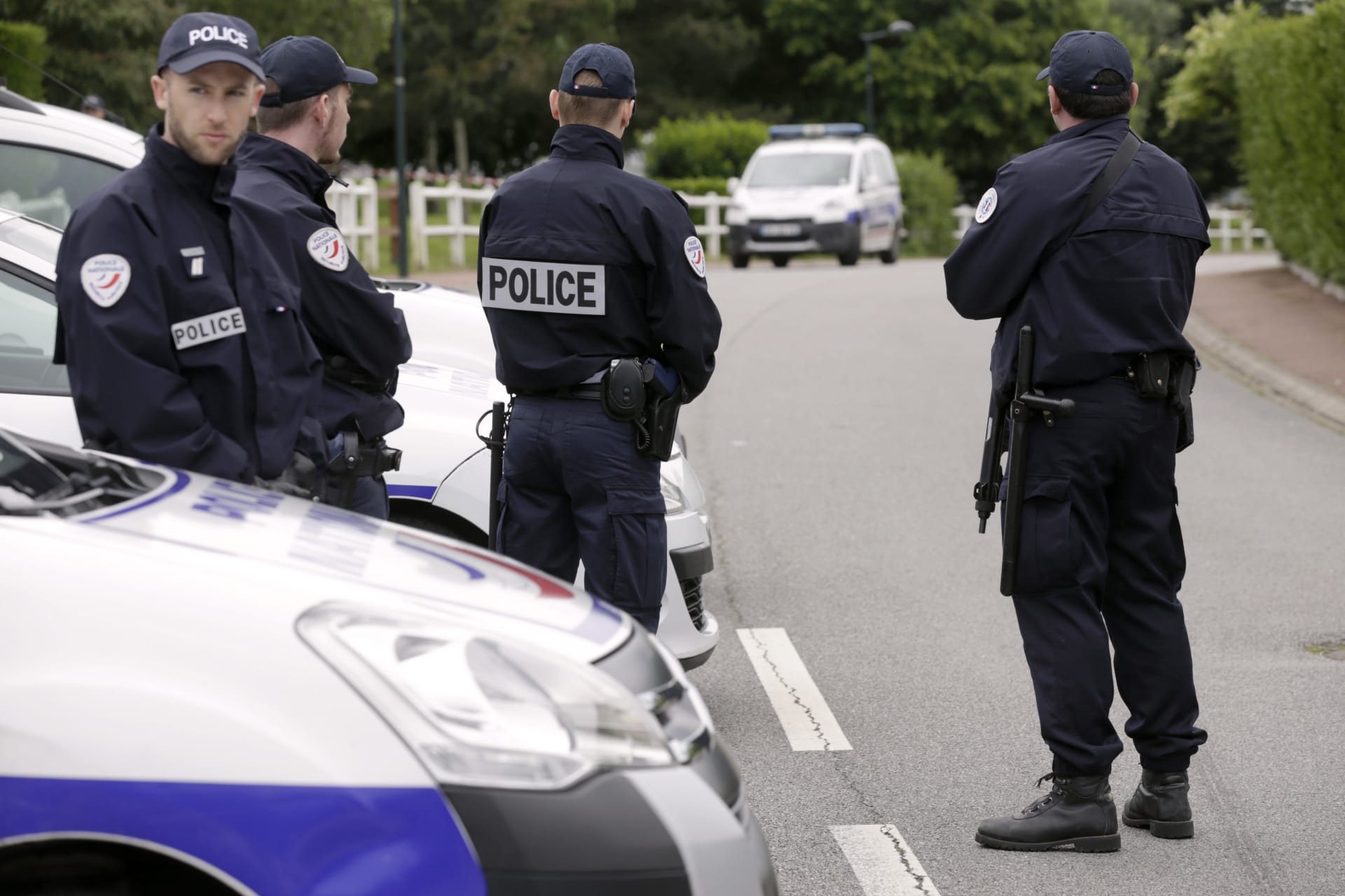 السلطات الفرنسية: قاتل الشرطي الفرنسي أعلن الولاء للبغدادي وكان قيد التحقيق للاشتباه في صلاته بشبكة تجنيد بسوريا
