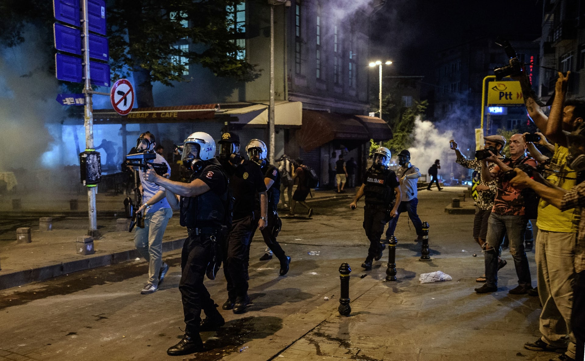 متشددون يهاجمون حفلا موسيقيا بتركيا معترضين على شرب الخمر برمضان