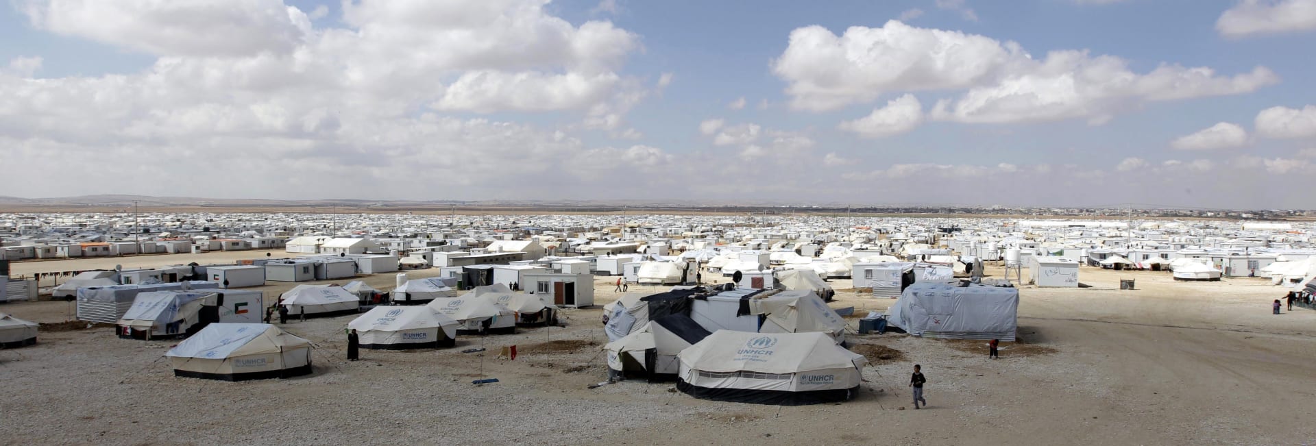 الأردن يعلن وقف توسع وإنشاء مخيمات اللجوء للسوريين.. ولاجئون بمخيم الرقبان لـCNN: "داعش" هو المسؤول 