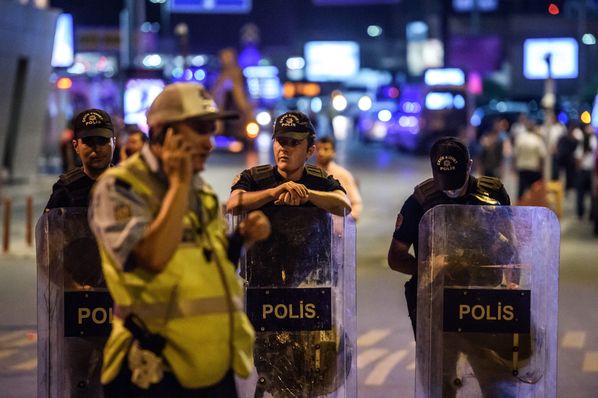 مسؤول تركي يكشف لـCNN جنسيات منفذي هجوم مطار أتاتورك.. وتركيا تحتجز 22 شخصا على خلفية الهجوم
