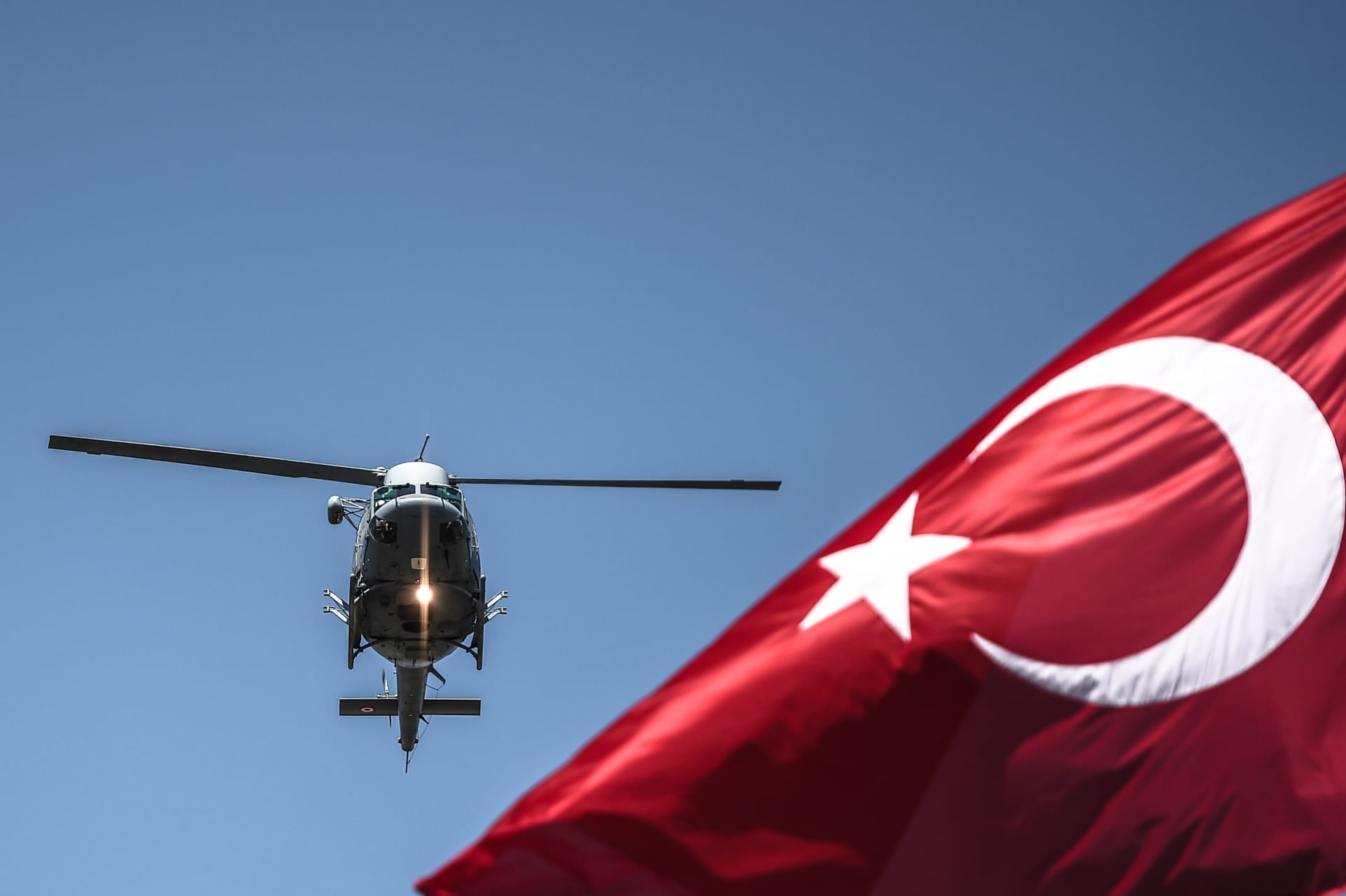 مقتل 7 أشخاص إثر سقوط مروحية عسكرية تركية عائدة من فعاليات بمناسبة عيد الفطر