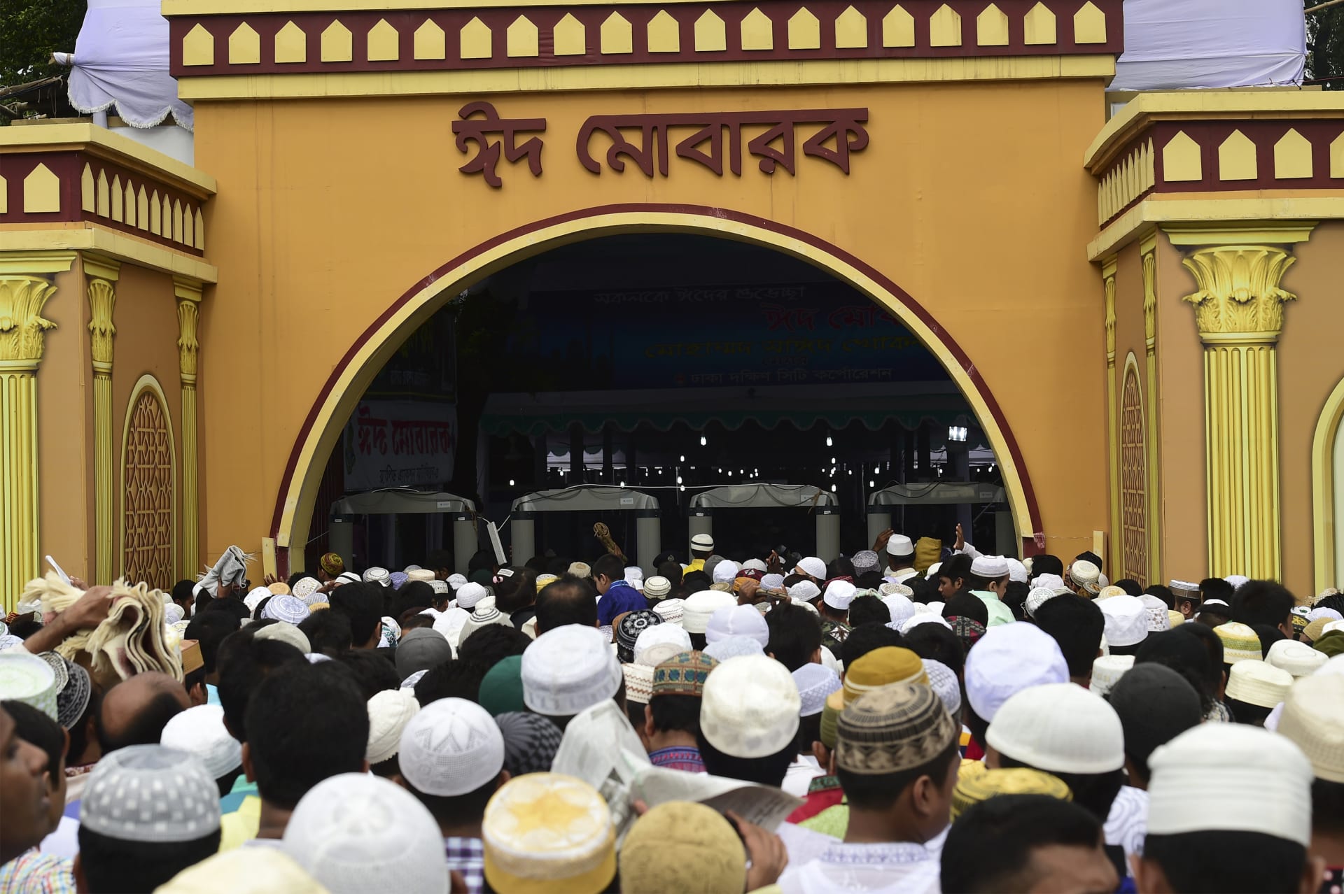 الشرطة البنغالية لـCNN: هجوم مسلح على مسجد في دكا خلال صلاة عيد الفطر