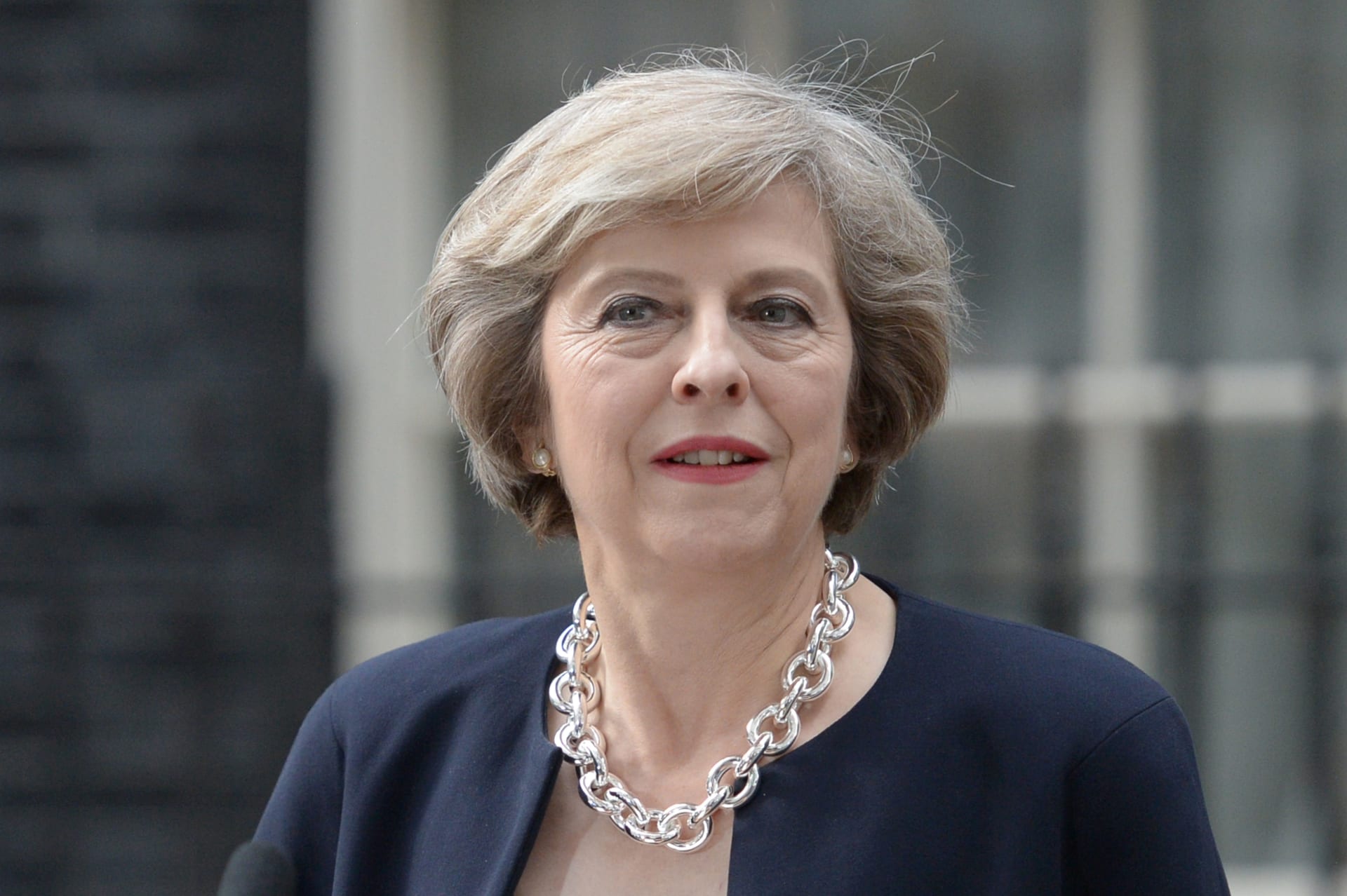 تيريزا ماي تبدأ تعيين وزراء الحكومة البريطانية الجديدة.. تعرف عليهم