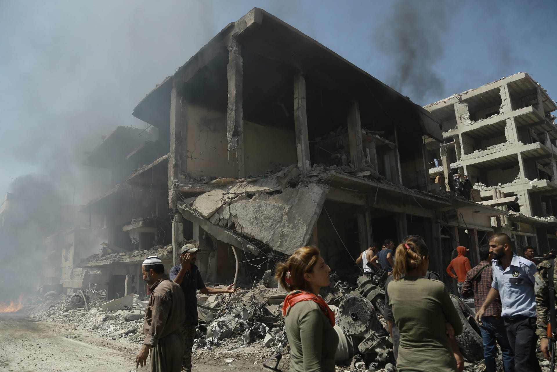 "داعش" يتبنى مسؤولية تفجير انتحاري قتل العشرات في مدينة القامشلي السورية