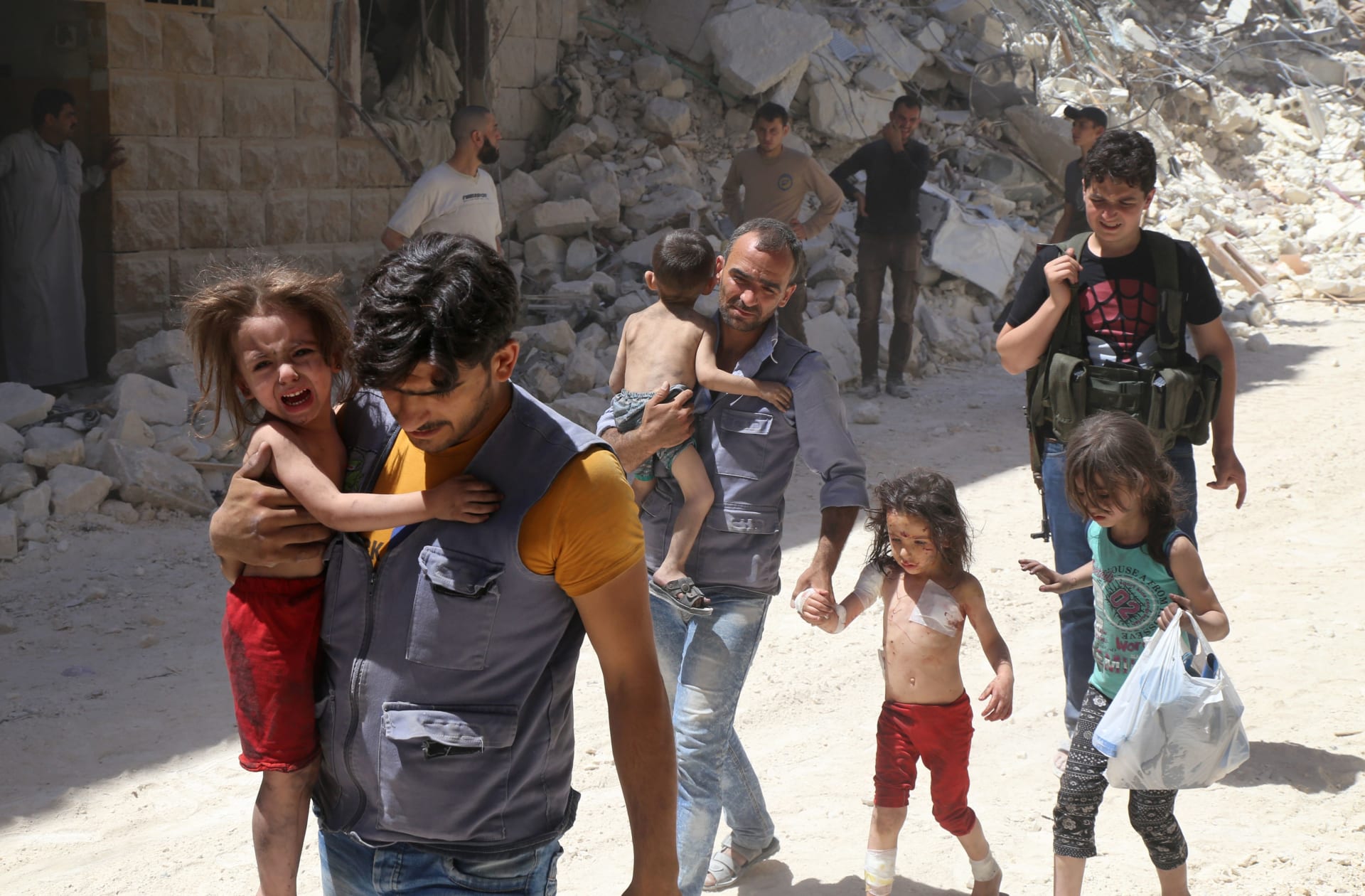 تقارير: عائلات سورية تخرج من حلب عبر ممرات إنسانية
