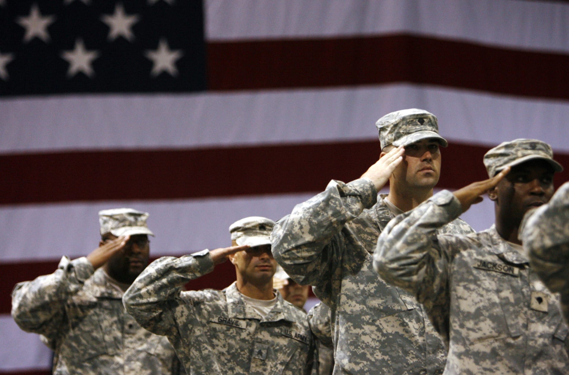 ماذا سيفعل الجيش الأمريكي إذا أعطاه ترامب أوامر غير قانونية؟