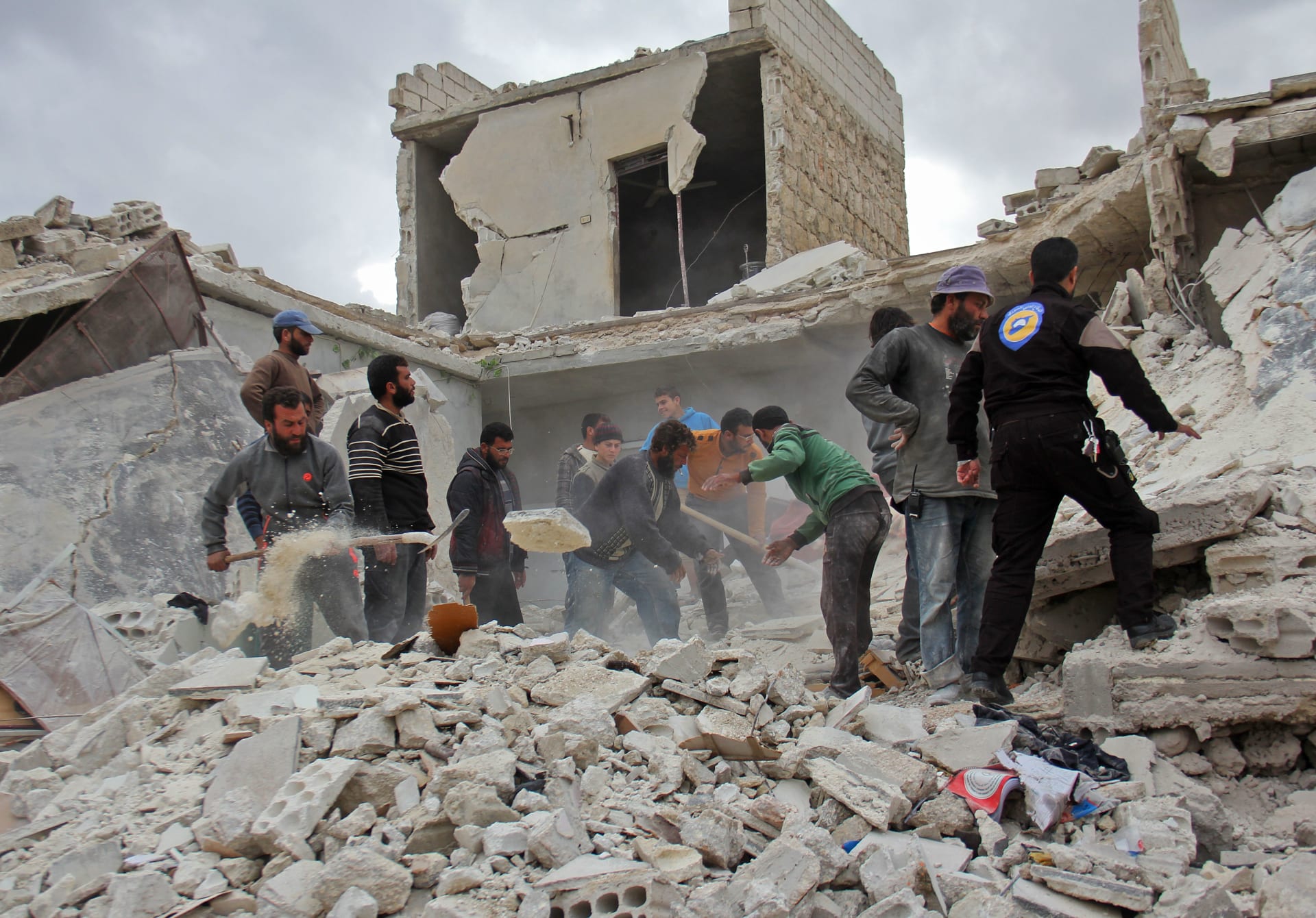 عشرات القتلى في قصف على حلب.. وطبيب من قبو مستشفى الأطفال: ادعوا لنا 