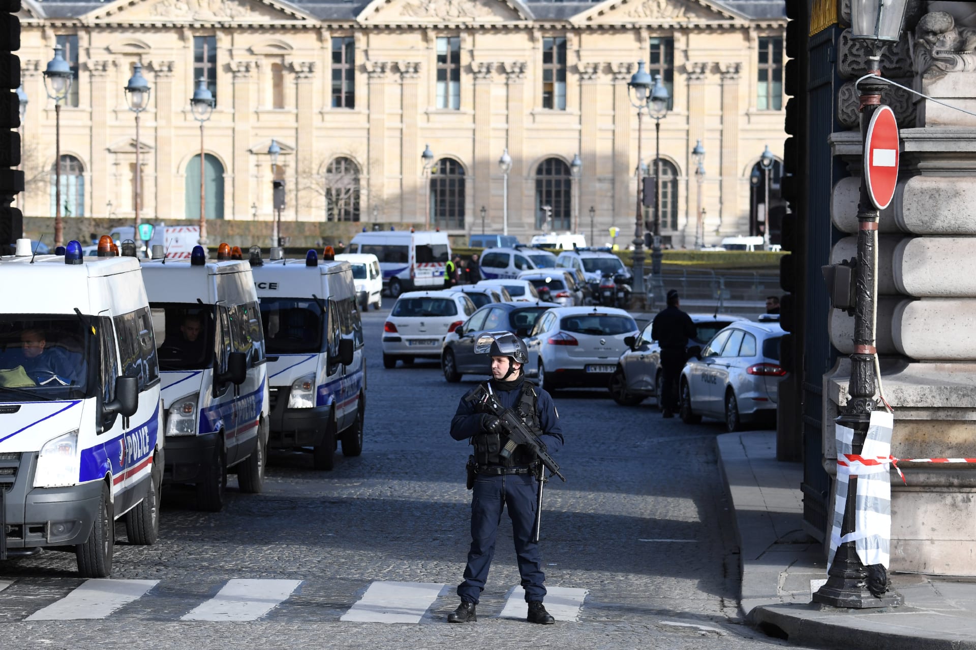 رئيس وزراء فرنسا: الهجوم أمام متحف اللوفر "ذو طبيعة إرهابية"
