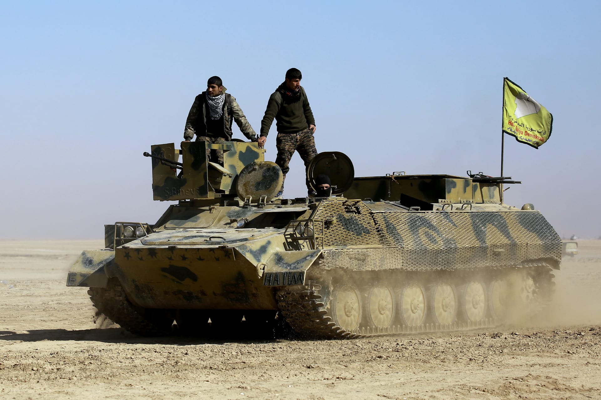 قوى سوريا الديمقراطية تنتزع السيطرة على مطار الطبقة في الرقة من قبضة داعش