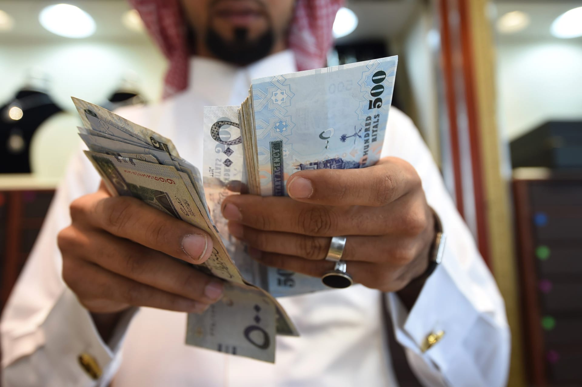 عدنان يوسف يكتب: يجب ربط أنظمة المدفوعات في الخليج استعداداً لتوحيد العملة