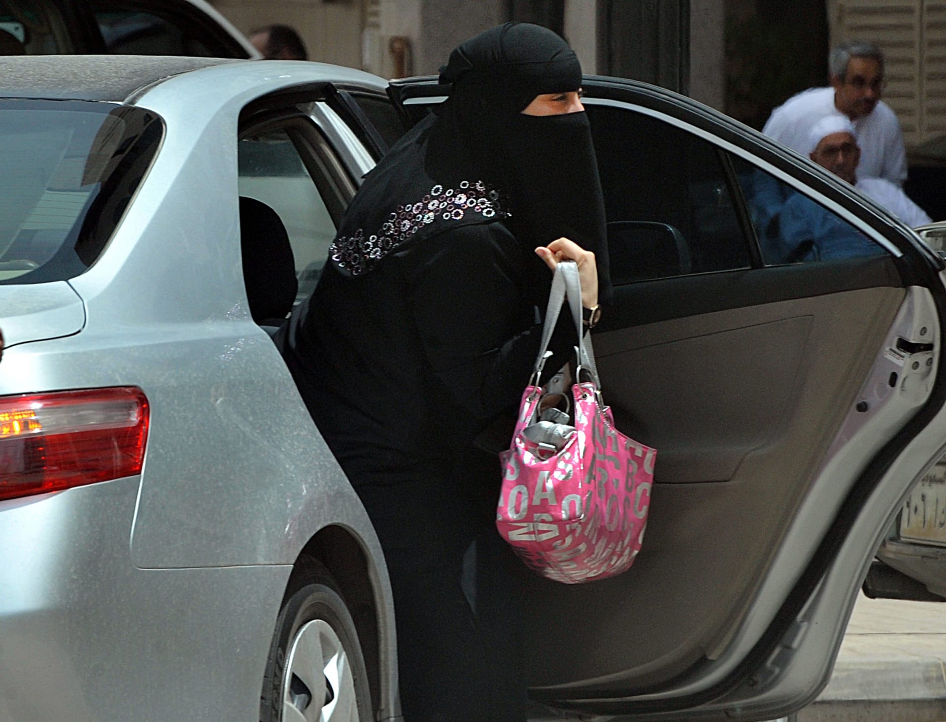 مجلس الشورى السعودي ينفي السماح للمرأة بقيادة السيارة