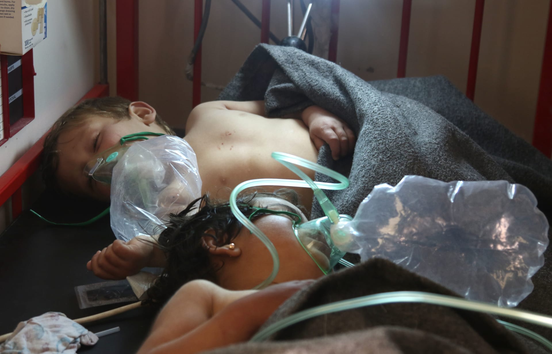 عشرات القتلى ومئات الجرحى في خان شيخون السورية.. ونشطاء يتهمون نظام الأسد باستخدام الغاز