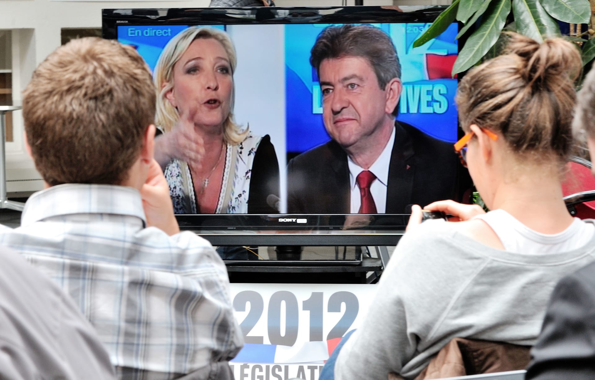 فرنسا: بدء الاقتراع بالانتخابات الرئاسية والقلق شديد على مصير اليورو
