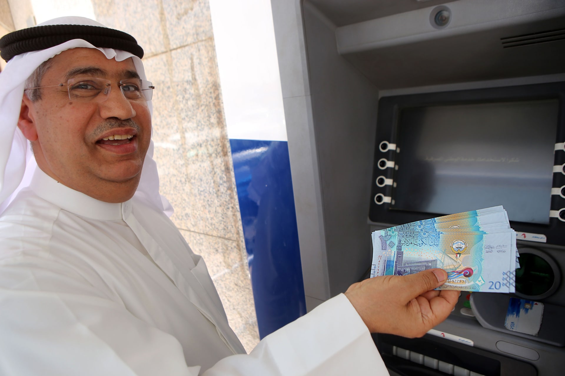 كيف يرى المستهلكون أوضاعهم المالية في الكويت لعام 2017؟