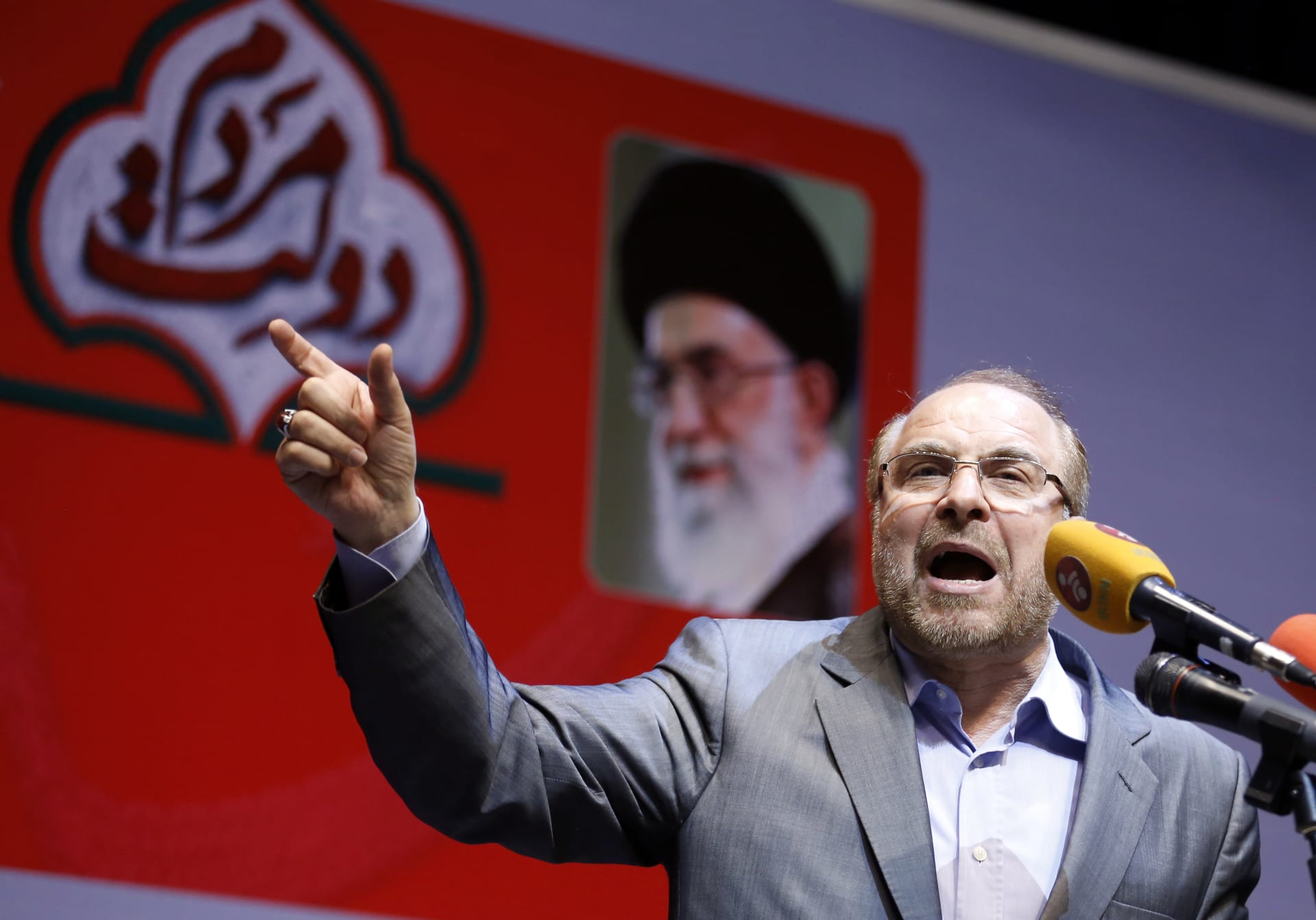 الانتخابات الإيرانية الرئاسية.. عمدة طهران ينسحب ويدعم المتشدد رئيسي