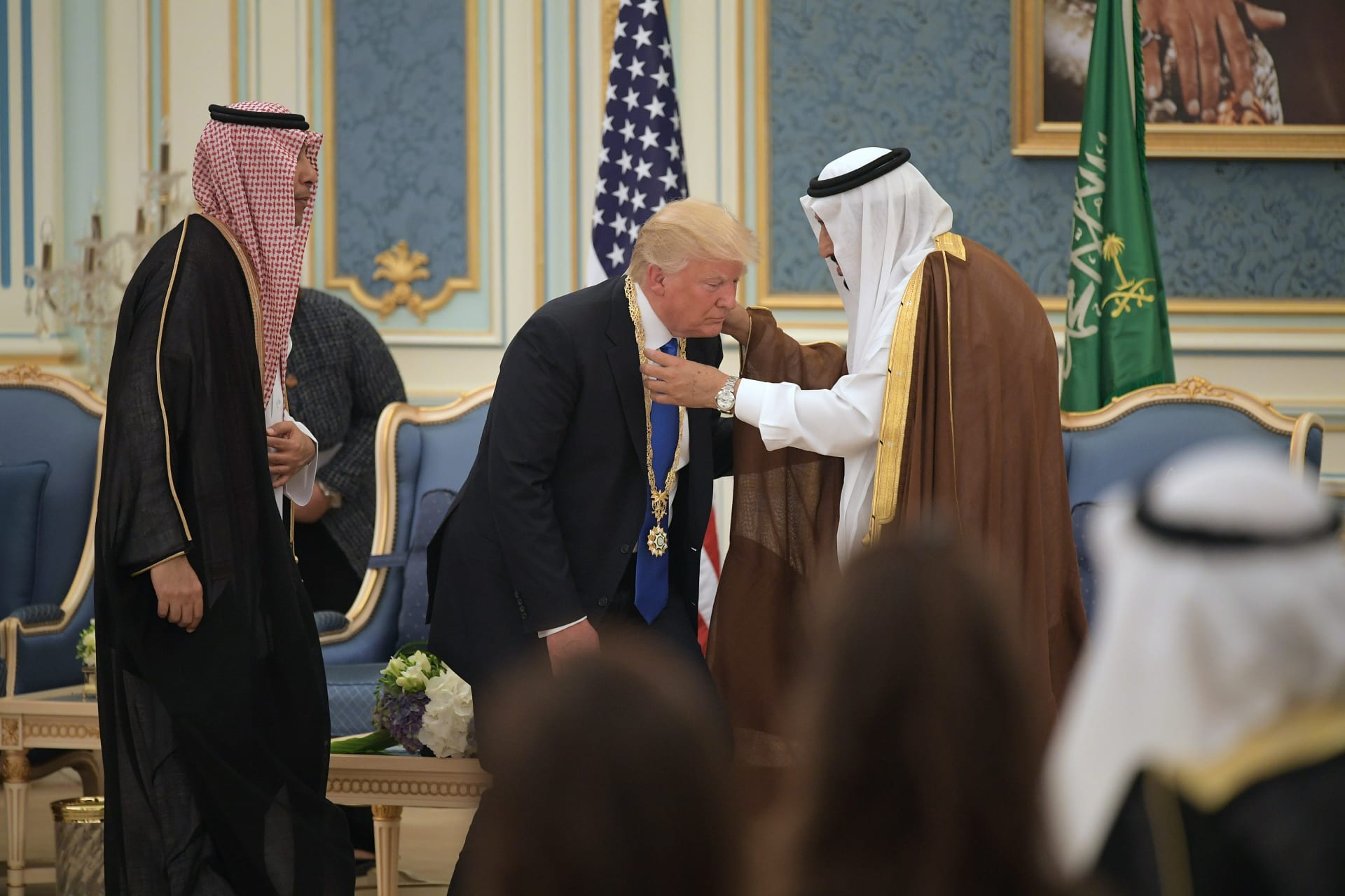 الملك سلمان يقلد ترامب قلادة "الملك عبدالعزيز"