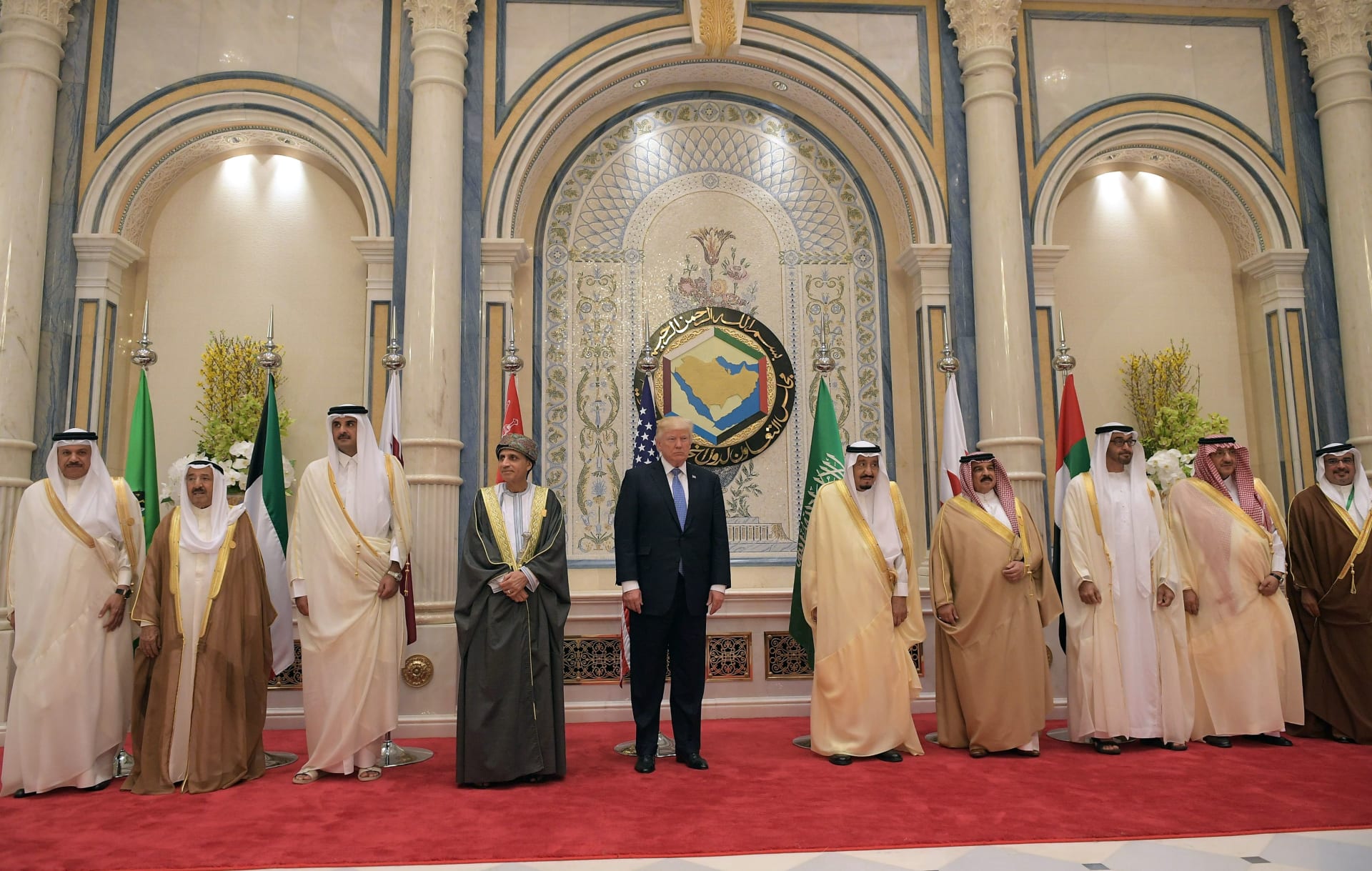 ماذا قال ترامب للسيسي وملك البحرين وأمير قطر وأمير الكويت على هامش القمة السعودية؟