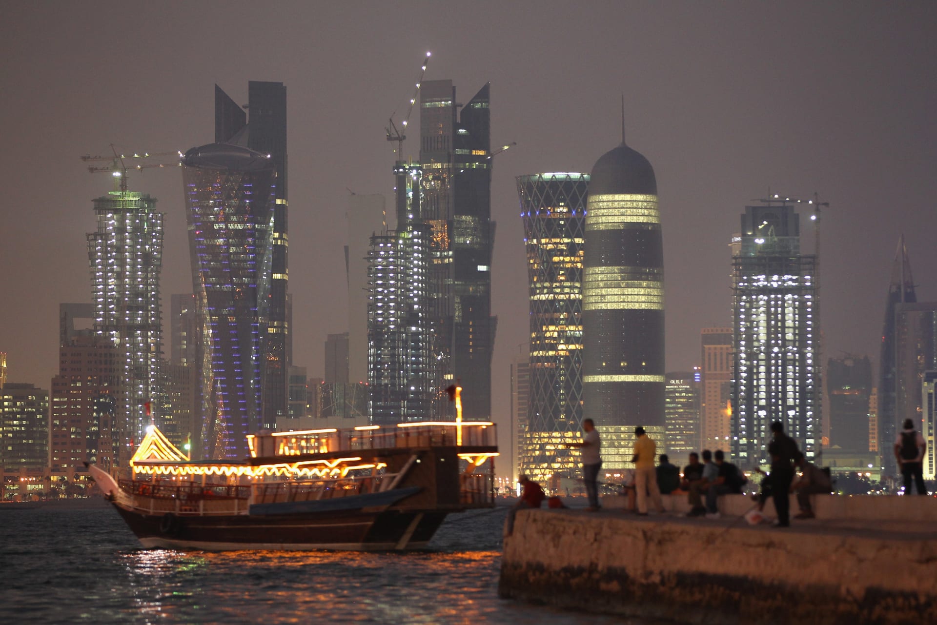 بعد تخفيض التصنيف السيادي.. "موديز" تخفض تصنيفات شركات حكومية كبيرة في قطر