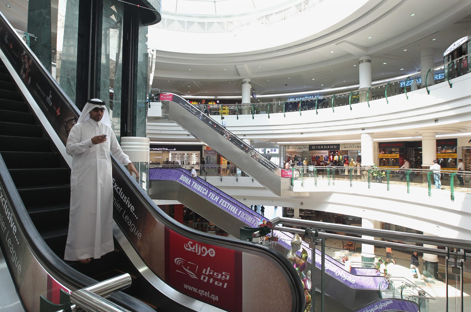 بعد قطع العلاقات.. سكان قطر يسارعون بتخزين الأطعمة