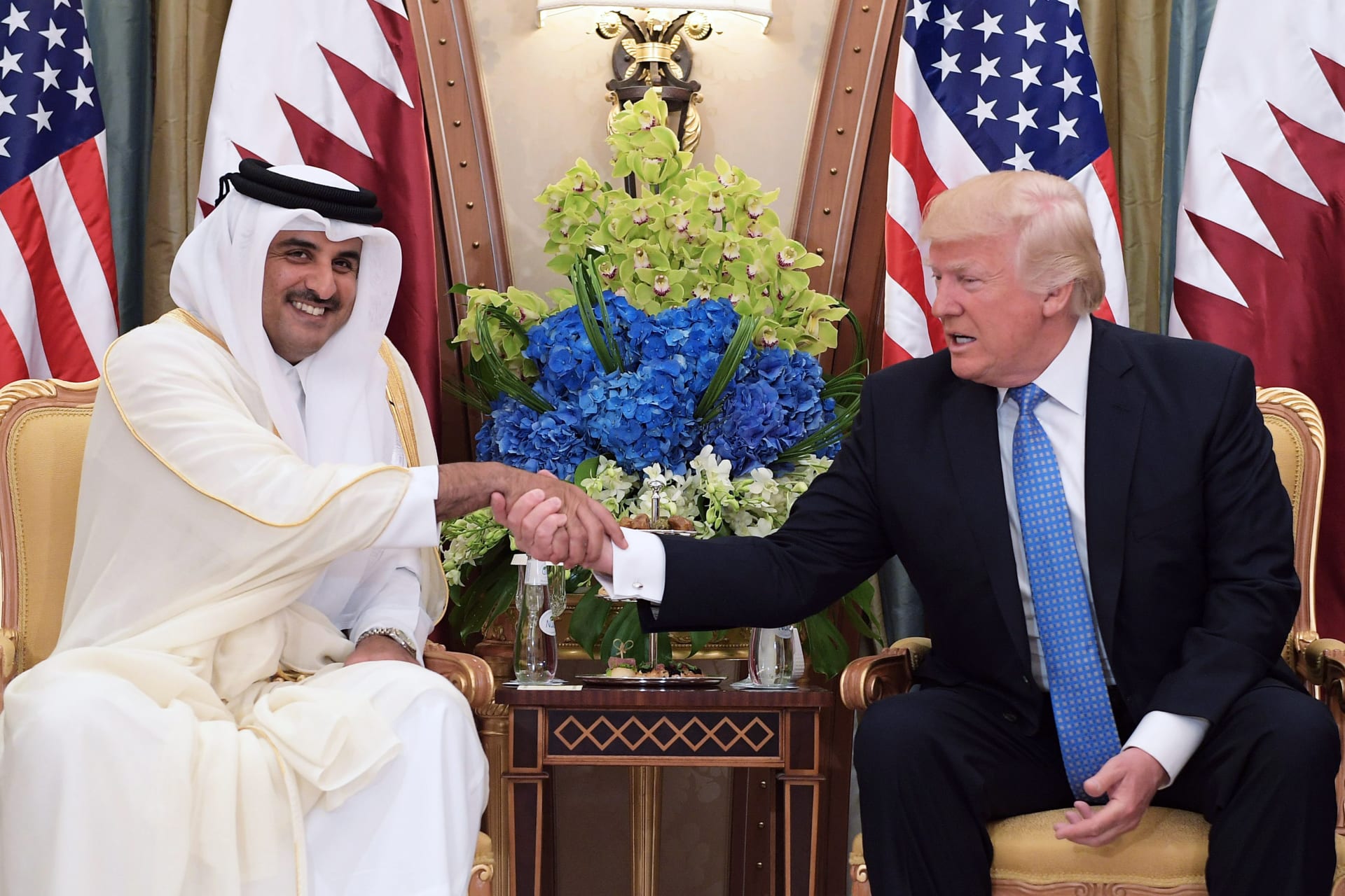 بعد تغريداته.. ترامب يتصل بأمير قطر ويعرض الوساطة