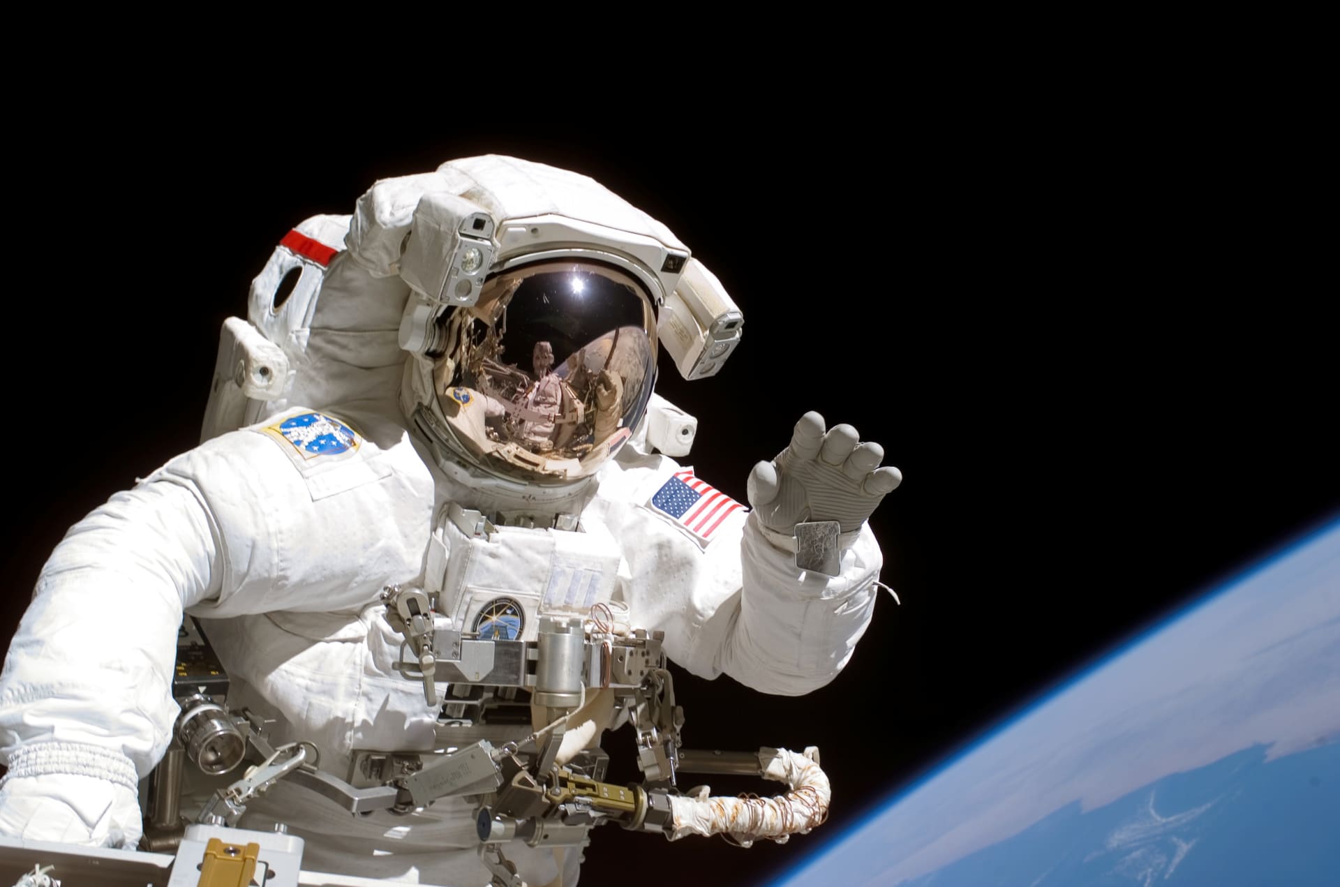 كيف يساعد رواد الفضاء بعلاج الأمراض على الأرض؟