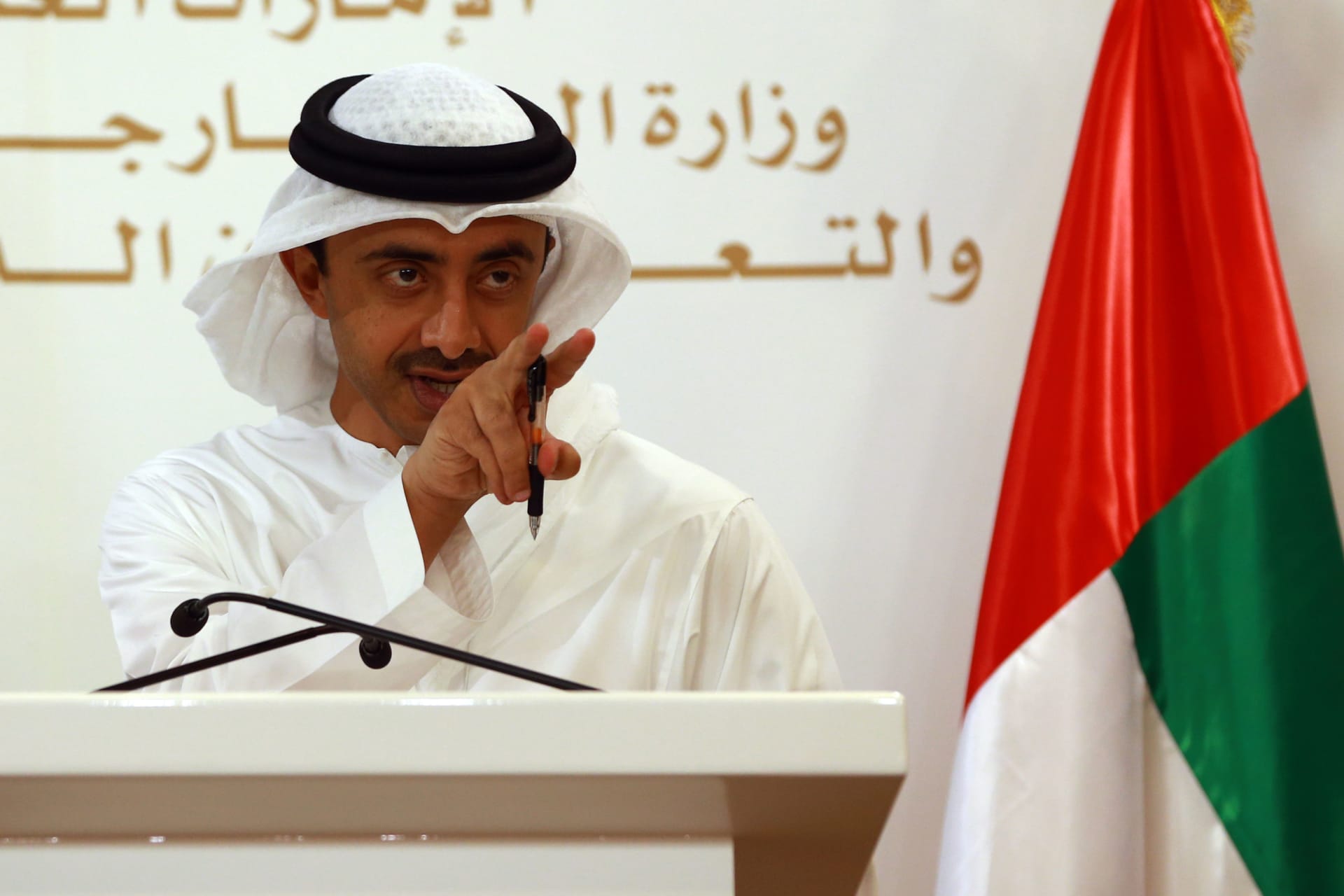 عبدالله بن زايد: إن أرادت قطر أن تكون عضواً بـ"التحالف" فـ"أهلاً وسهلاً".. وإن أرادت الجانب الآخر فـ"مع السلامة"
