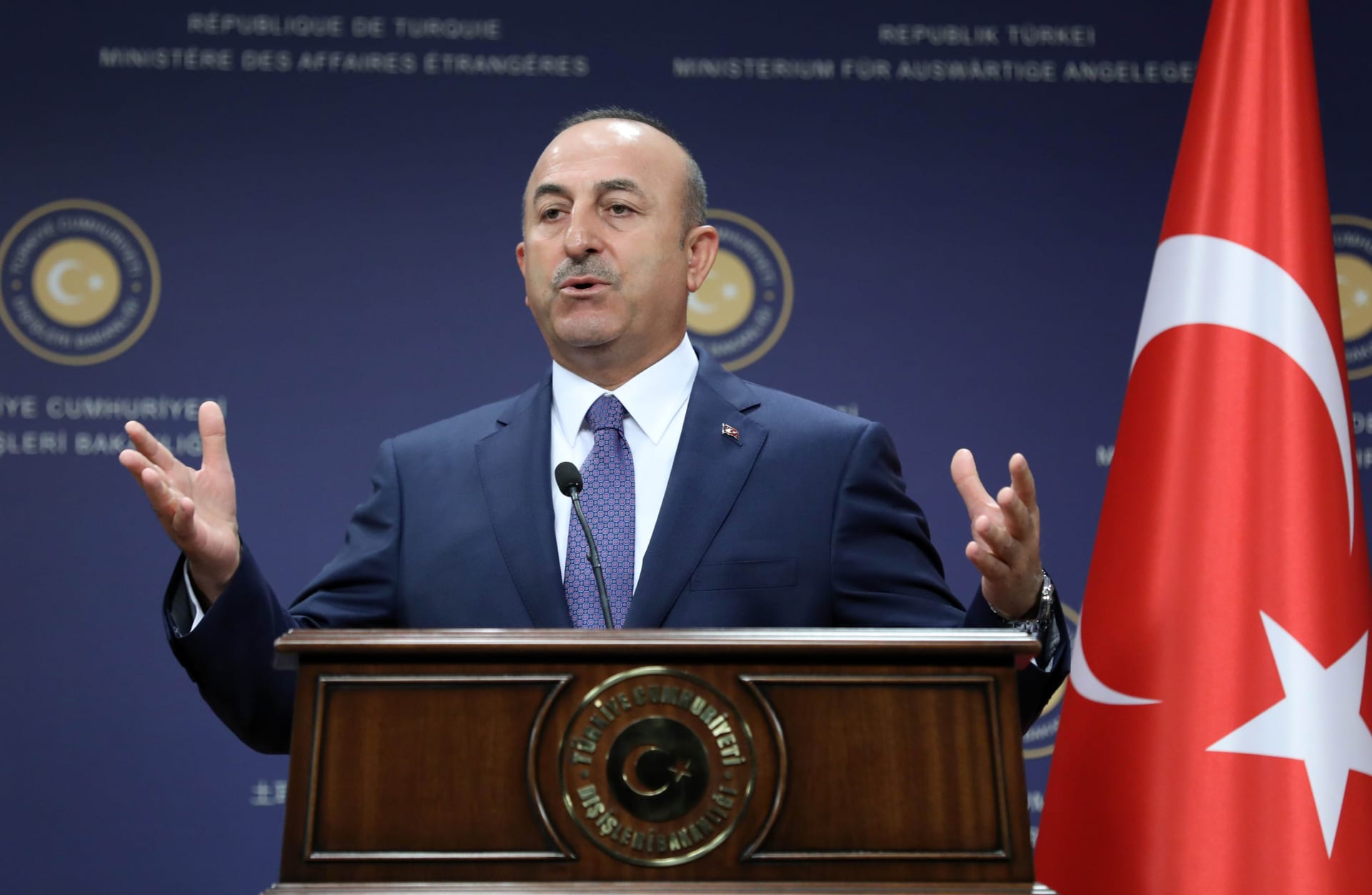 وزير خارجية تركيا: نرفض فرض عقوبات على إخوتنا في قطر.. ولا علاقة لدولة ثالثة بقاعدتنا العسكرية