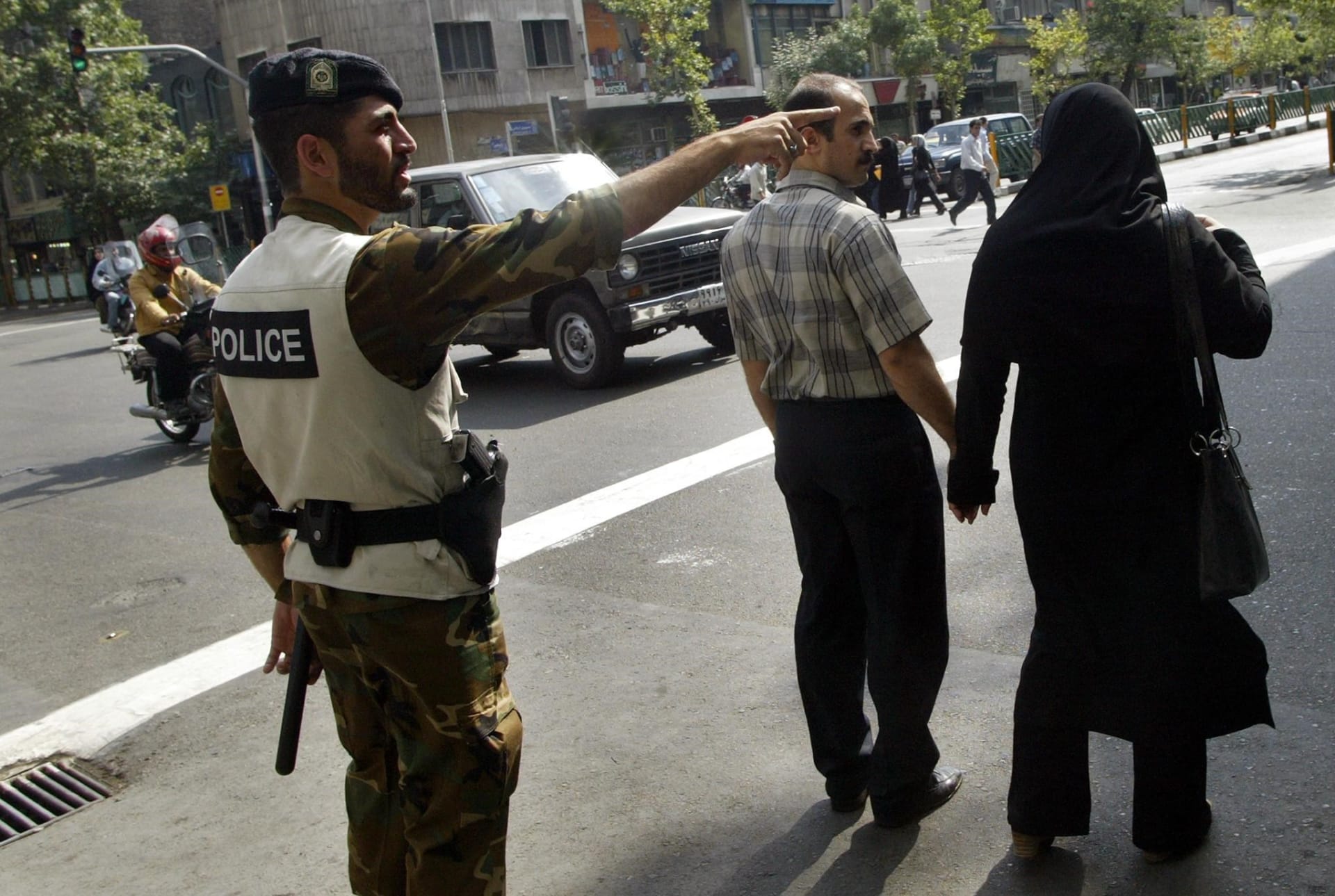 إيران: الشرطة تقتل شخصاً هاجم المارة بمحطة مترو في طهران بسلاح أبيض