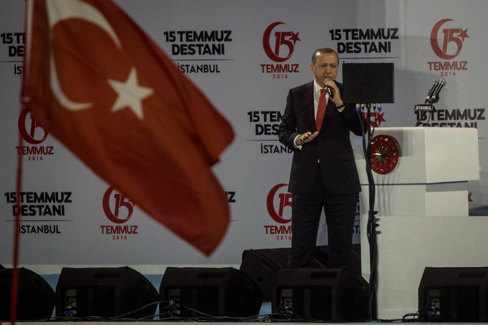 أردوغان بذكرى الانقلاب الفاشل: سنقطع رؤوس الخونة