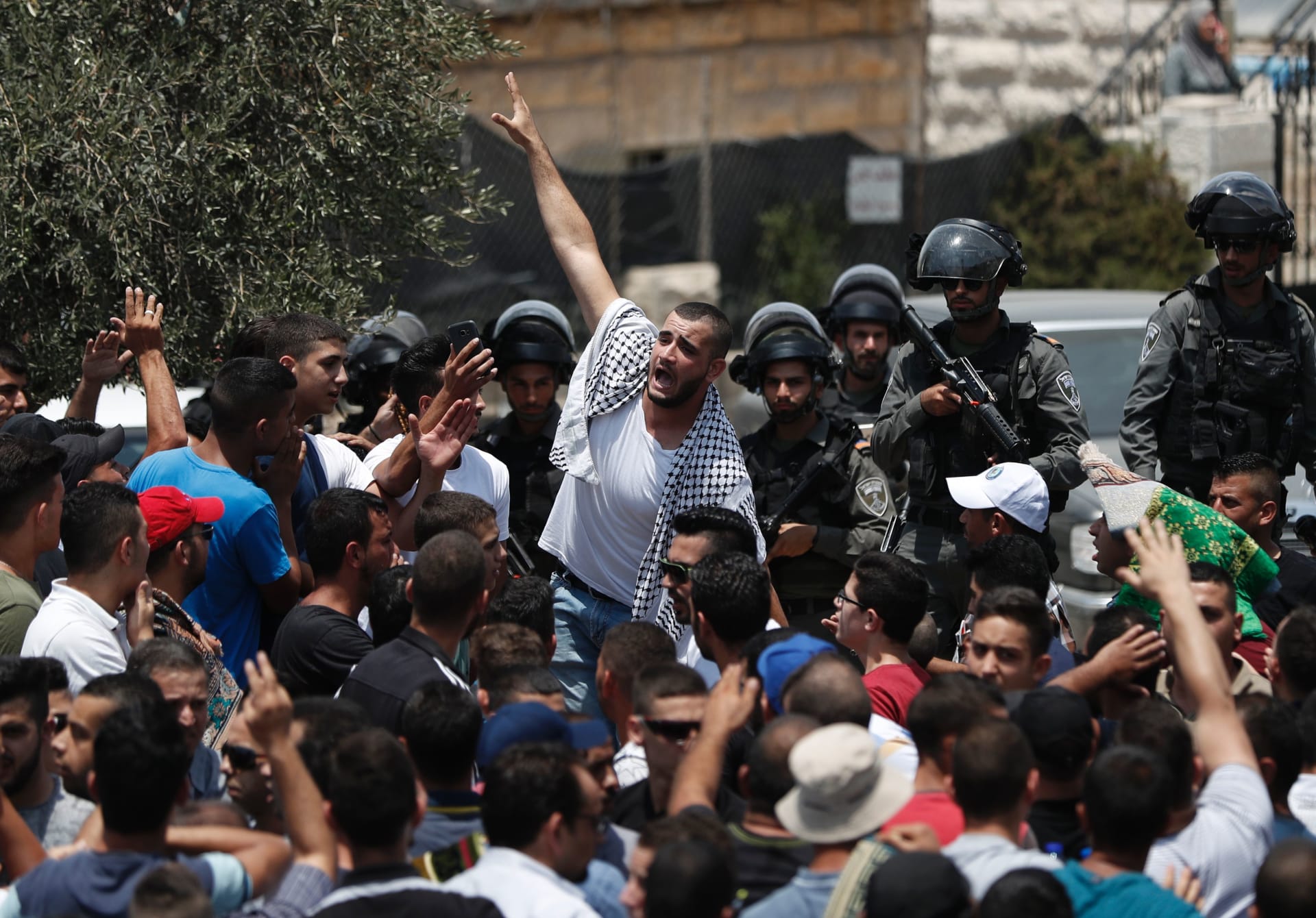 مواجهات بين المصلين الفلسطينيين والشرطة الإسرائيلية قبل صلاة الجمعة