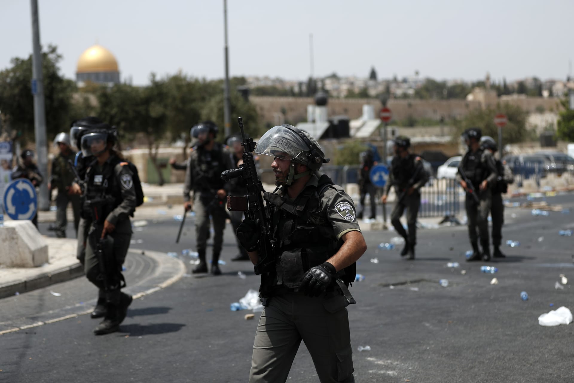 الإمارات والأردن يطالبان إسرائيل بفتح المسجد الأقصى فوراً