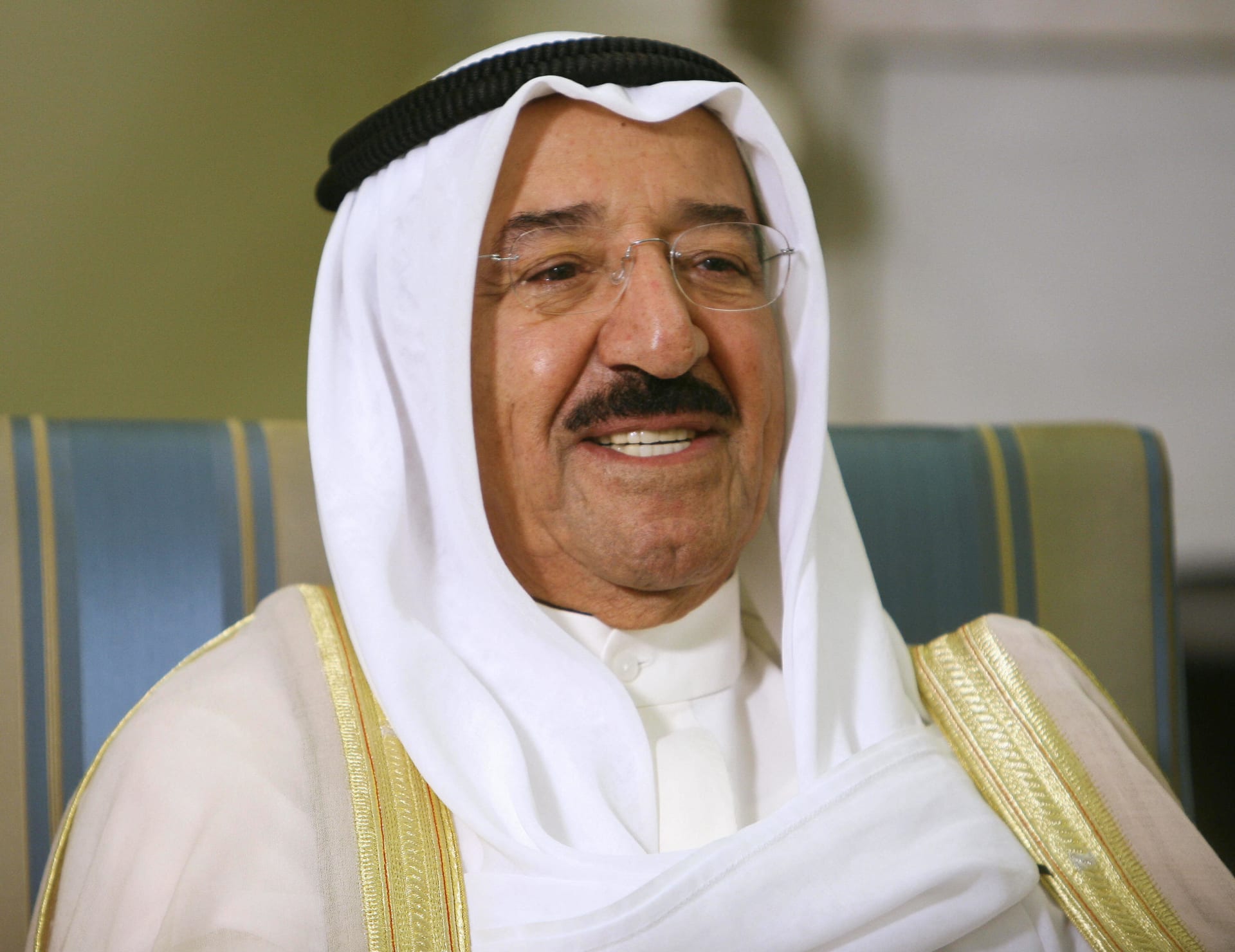 وزير خارجية قطر يسلم أمير الكويت رسالة خطية من الشيخ تميم