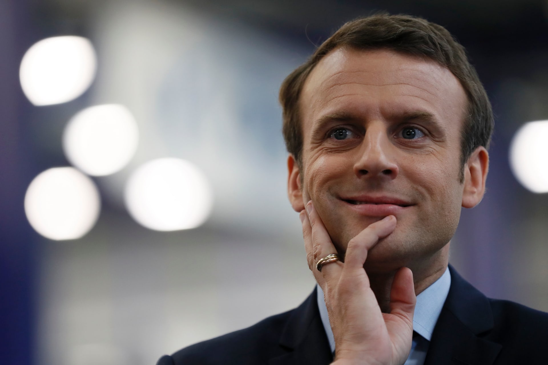 رئيس فرنسا يثير ضجة بفاتورة مكياجه التي بلغت 30 ألف دولار!