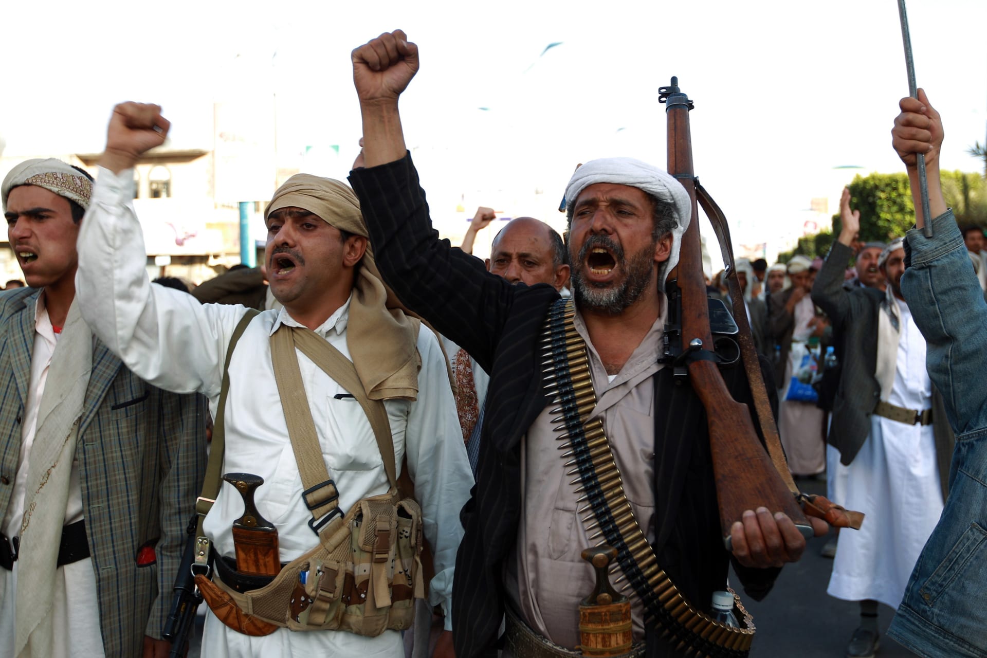 قرقاش: التقارير من اليمن تشير إلى "انفجار خطير" في علاقة الحوثي وصالح