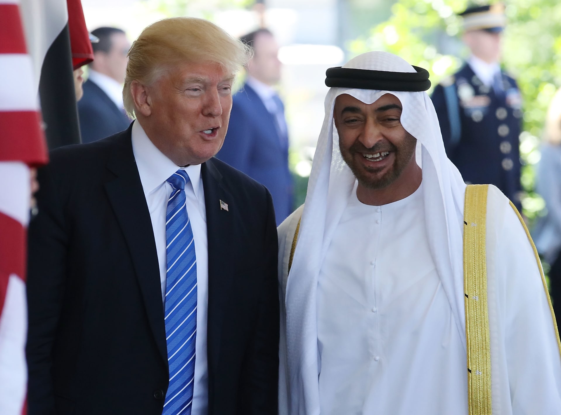 ترامب يتصل بولي عهد أبوظبي لبحث جهود حل أزمة قطر