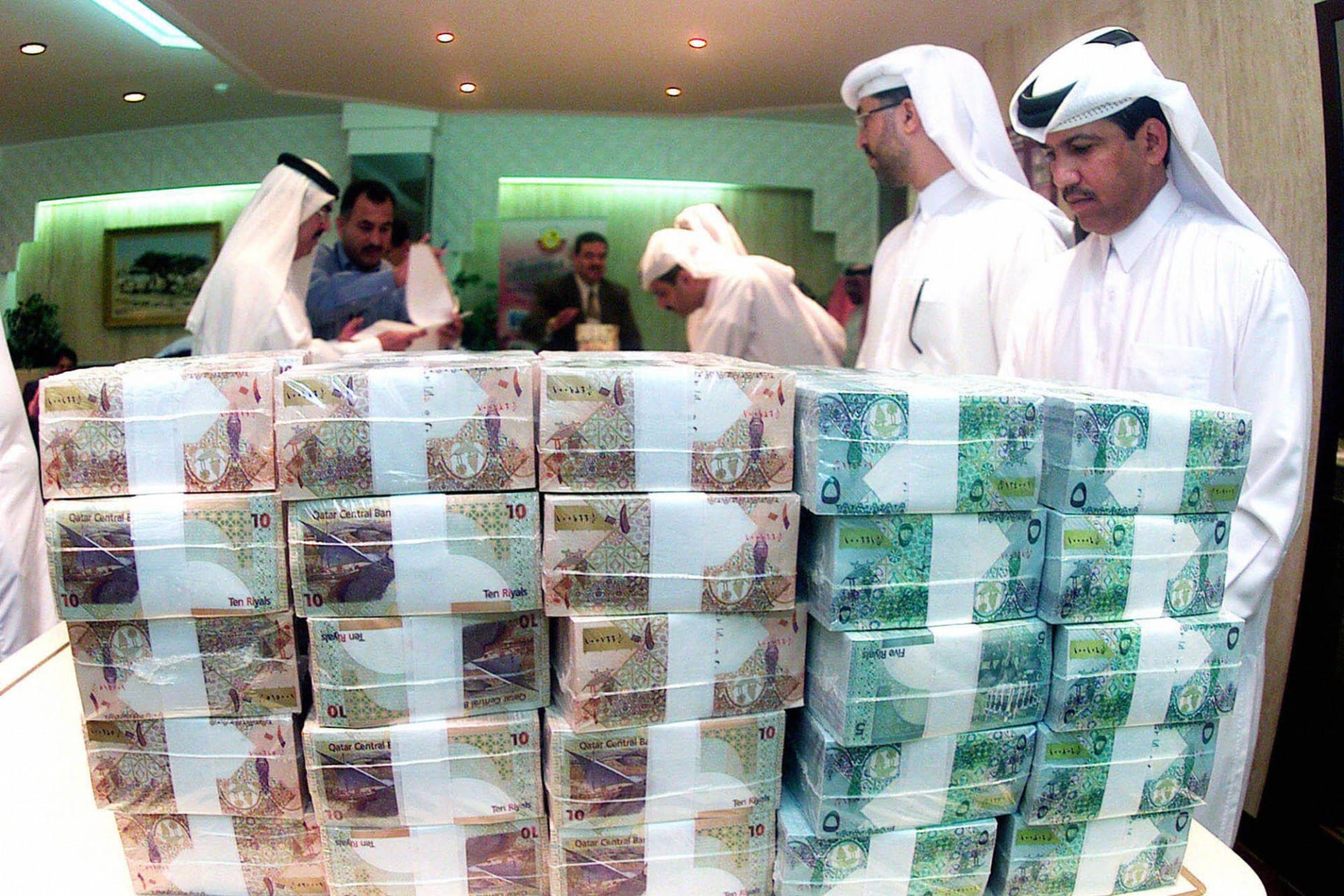 خبراء لـCNN: هل ستضطر قطر لخفض قيمة الريال إثر أزمة قطع العلاقات؟