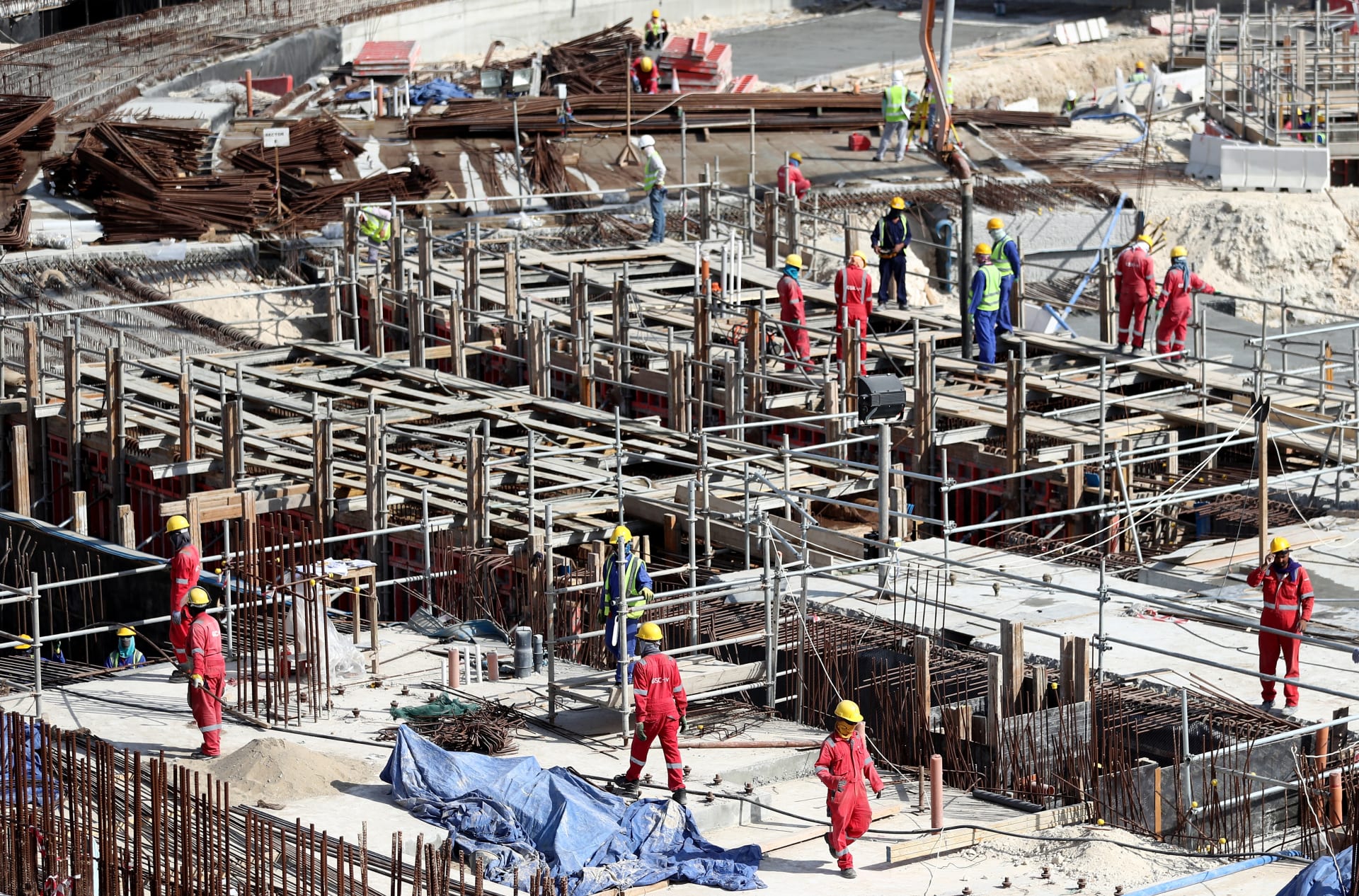 رد من قطر والفيفا على هيومن رايتس بعد تقرير ينتقد ظروف عمل العمال الأجانب