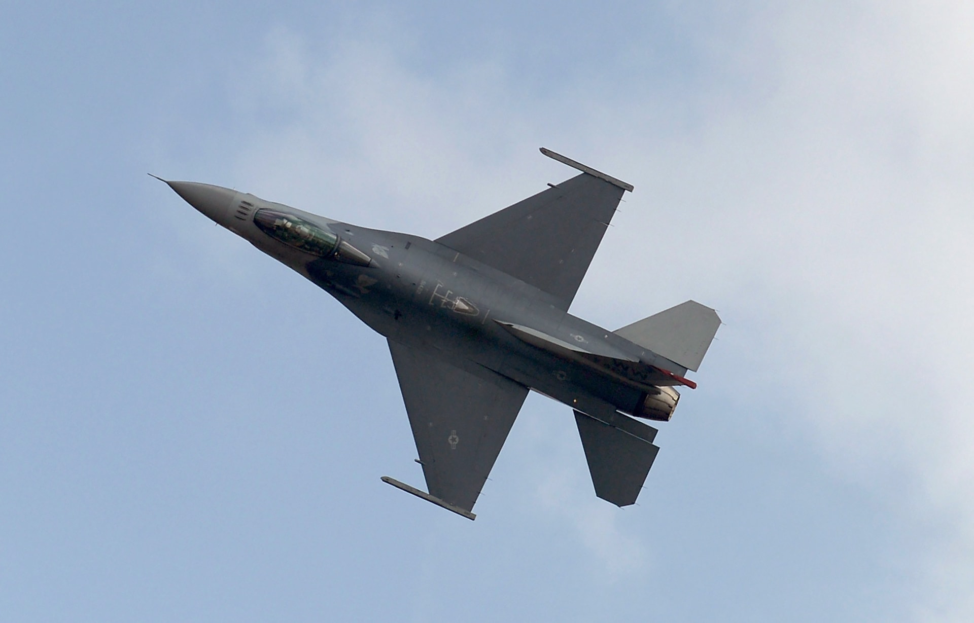 البحرين تبتاع طائرات F-16 بـ3.8 مليار دولار: المنطقة مهددة بالأطماع