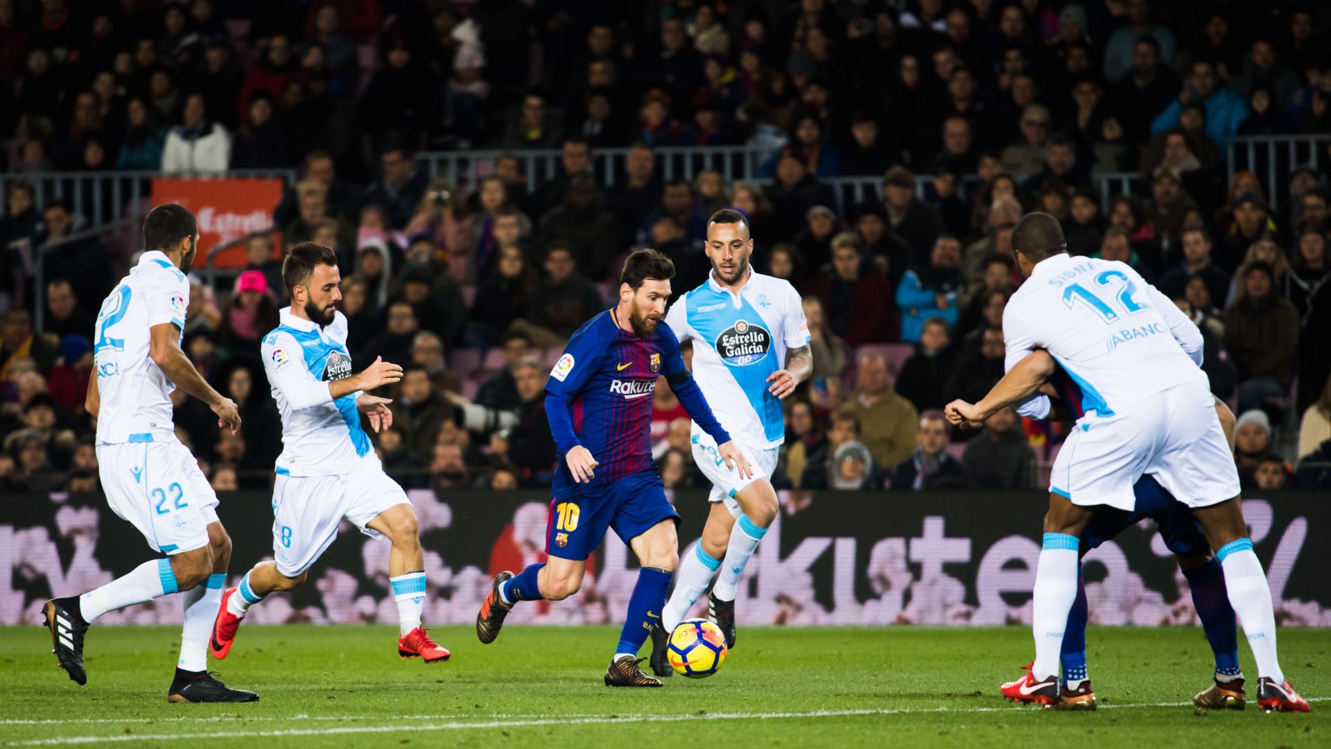 برشلونة يكتسح ديبورتيفو ويدخل "الكلاسيكو" بفارق 11 نقطة عن ريال مدريد 