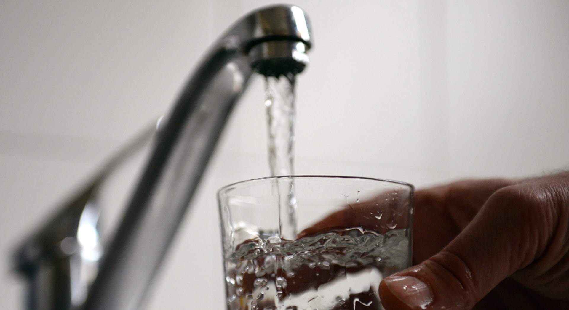 ما الأفضل لصحتك تناول كوب من الماء الدافئ أو البارد Cnn Arabic