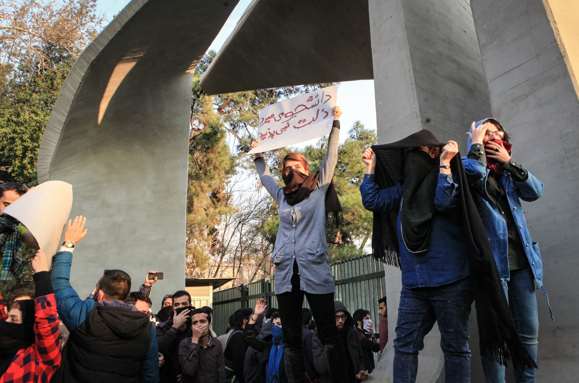إيران تحذر المحتجين وإعلامها يتهم السعودية بعد ترامب
