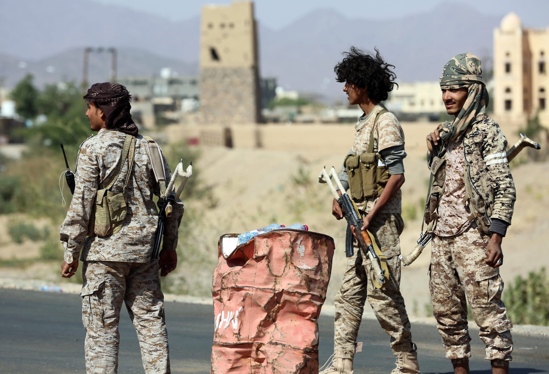 هادي يشيد بانتصارات نهم وقائد الجيش: مصرون على التقدم نحو صنعاء